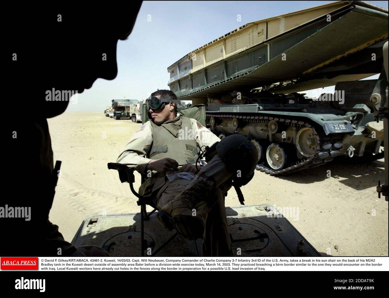 NESSUN FILM, NESSUN VIDEO, NO TV, NESSUN DOCUMENTARIO - © DAVID P. GILKEY/KRT/ABACA. 43461-2. Kuwait, 14/03/03. Capt. Will Neubauer, Comandante della Compagnia di Charlie 3-7 Fanteria 3° ID dell'Esercito degli Stati Uniti, prende una pausa nella sua sedia a sdraio sulla parte posteriore del suo carro armato Bradley M2A2 nel deserto del Kuwait fuori di asse Foto Stock