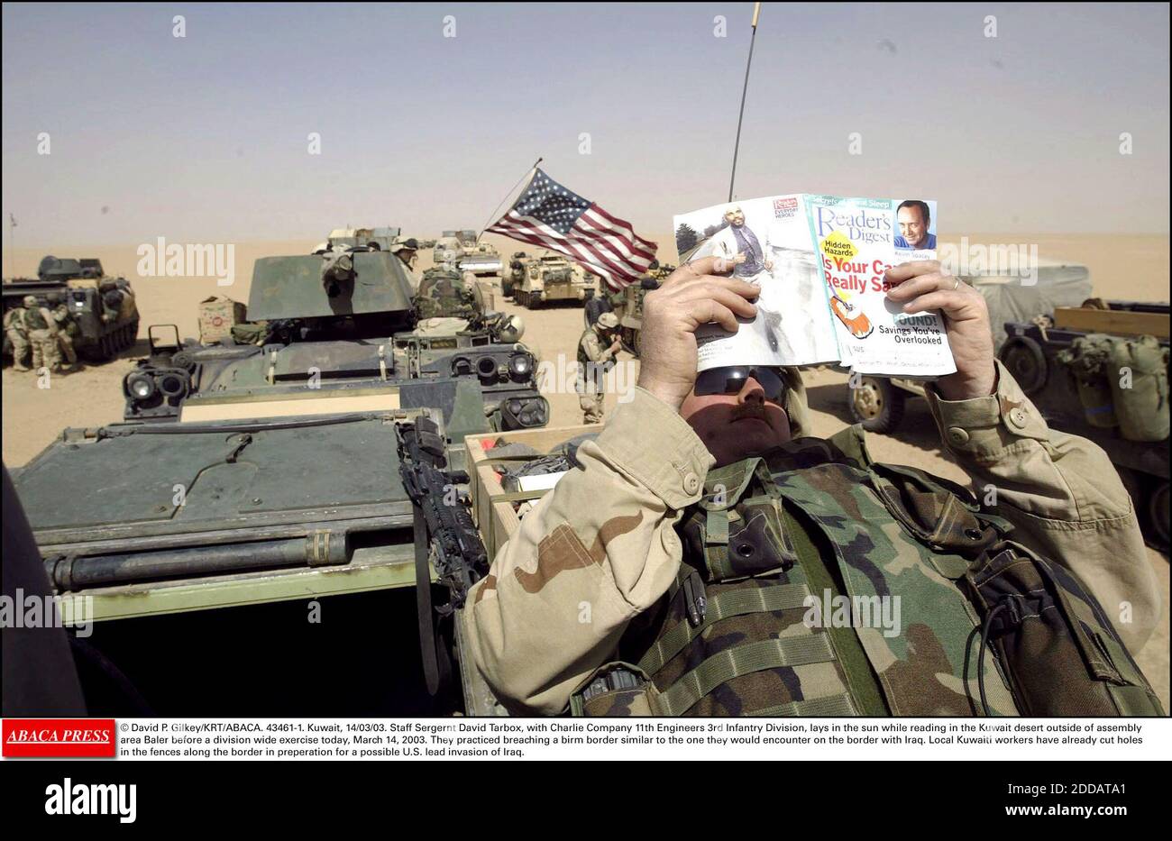 NESSUN FILM, NESSUN VIDEO, NO TV, NESSUN DOCUMENTARIO - © DAVID P. GILKEY/KRT/ABACA. 43461-1. Kuwait, 14/03/03. Staff Sergernt David Tarbox, con Charlie Company 11th Engineers 3rd Infantry Division, sdraia al sole mentre legge nel deserto del Kuwait fuori dell'area di assemblaggio Baler prima di una divisione exerci largo Foto Stock