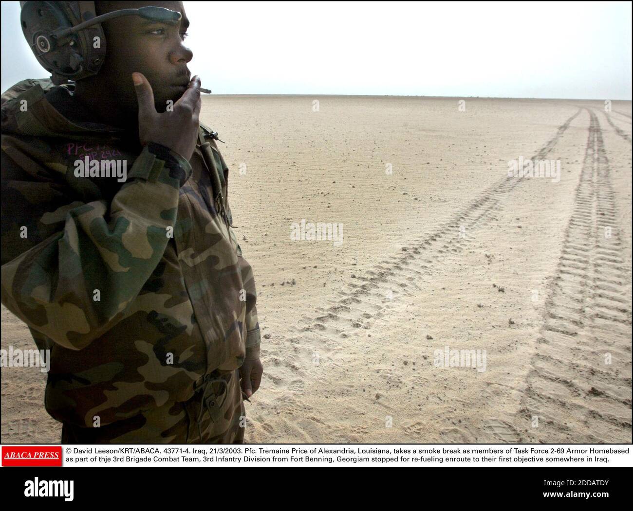 NESSUN FILM, NESSUN VIDEO, NESSUNA TV, NESSUN DOCUMENTARIO - © DAVID LEESON/KRT/ABACA. 43771-4. Iraq, 21/3/2003. PFC. Tremaine Price di Alessandria, Louisiana, prende una pausa di fumo come membri della Task Force 2-69 Armor homebased come parte di thje 3rd Brigade Combat Team, 3rd Infantry Division da Fort Benning, Georgiam Foto Stock