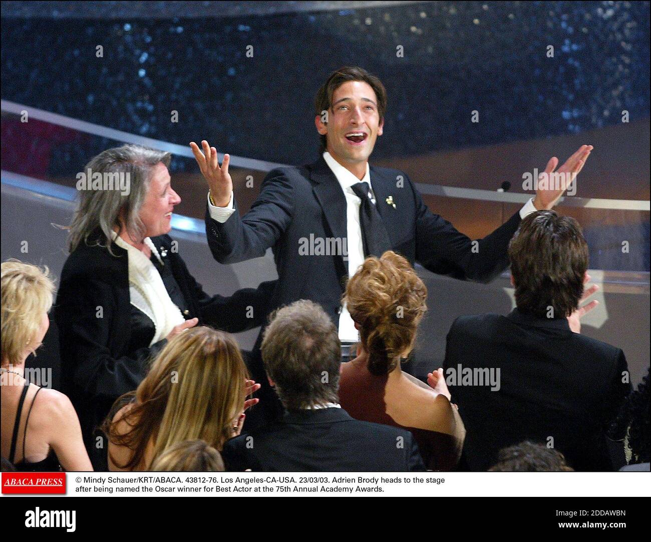NESSUN FILM, NESSUN VIDEO, NESSUNA TV, NESSUN DOCUMENTARIO - © MINDY SCHAUER/KRT/ABACA. 43812-76. Los Angeles-CA-USA. 23/03/03. Adrien Brody si dirige sul palco dopo essere stato nominato vincitore dell'Oscar come miglior attore al 75° Annual Academy Awards. Foto Stock