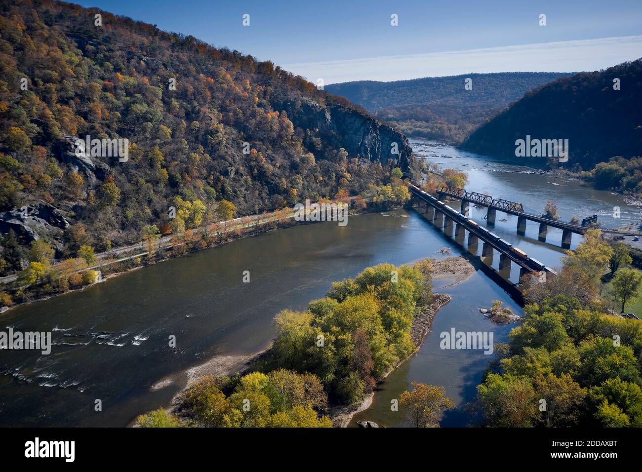 USA, West Virginia, Harpers Ferry, vista aerea di ponti gemelli sulla confluenza dei fiumi Potomac e Shenandoah Foto Stock
