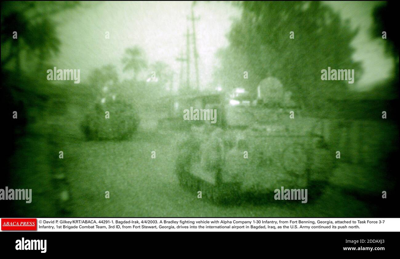 NESSUN FILM, NESSUN VIDEO, NO TV, NESSUN DOCUMENTARIO - © DAVID P. GILKEY/KRT/ABACA. 44291-1. Baghdad-Irak, 4/4/2003. Un veicolo da combattimento Bradley con Alpha Company 1-30 Fanteria, da Fort Benning, Georgia, attaccato alla Task Force 3-7 Fanteria, 1st Brigade Combat Team, 3rd ID, da Fort Stewart, Georgia, guida Foto Stock