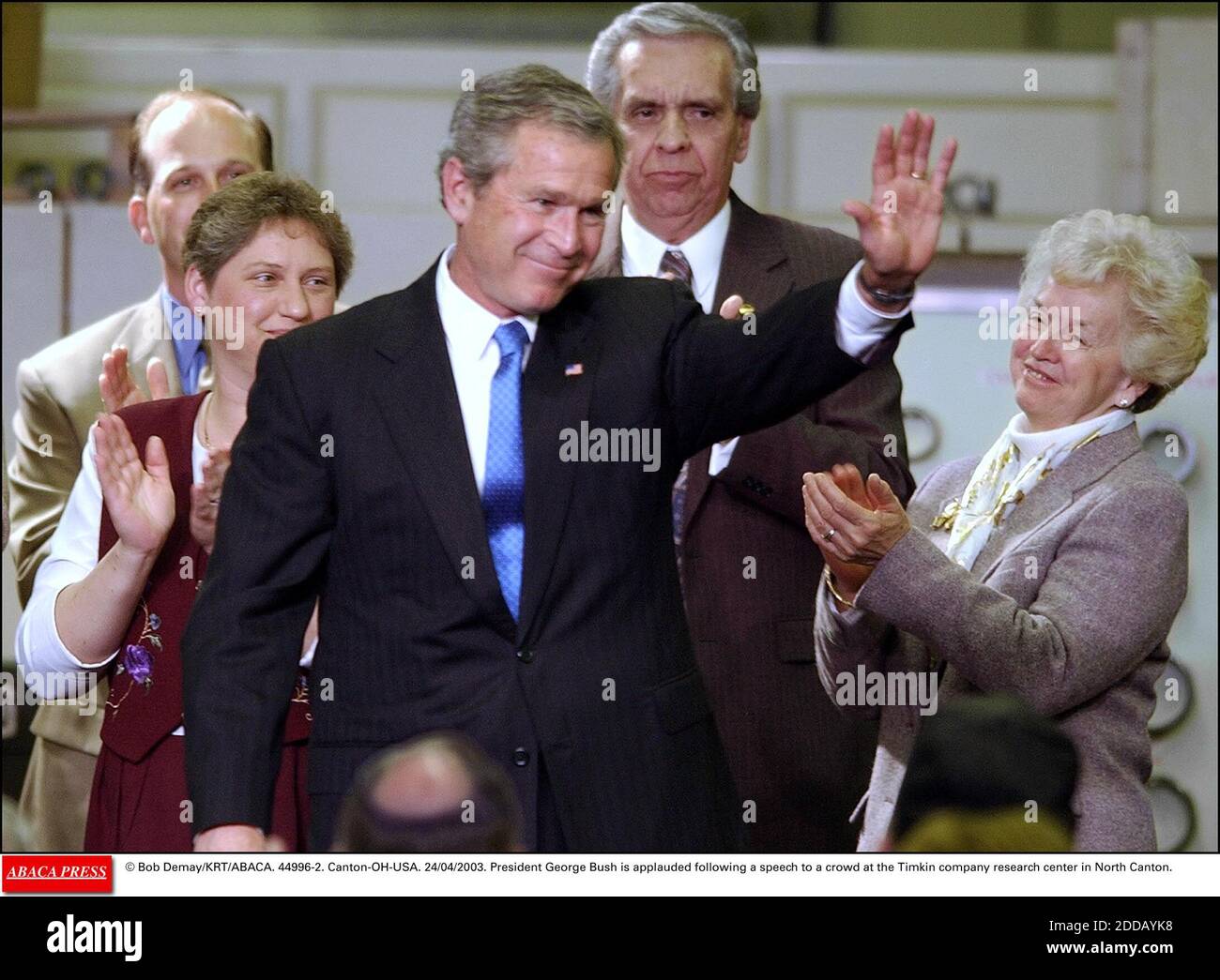 NESSUN FILM, NESSUN VIDEO, NESSUNA TV, NESSUN DOCUMENTARIO - © BOB DEMAY/KRT/ABACA. 44996-2. Canton-OH-USA. 24/04/2003. Il presidente George Bush è applaudito dopo un discorso a una folla presso il centro di ricerca di Timkin nel Canton del Nord. Foto Stock