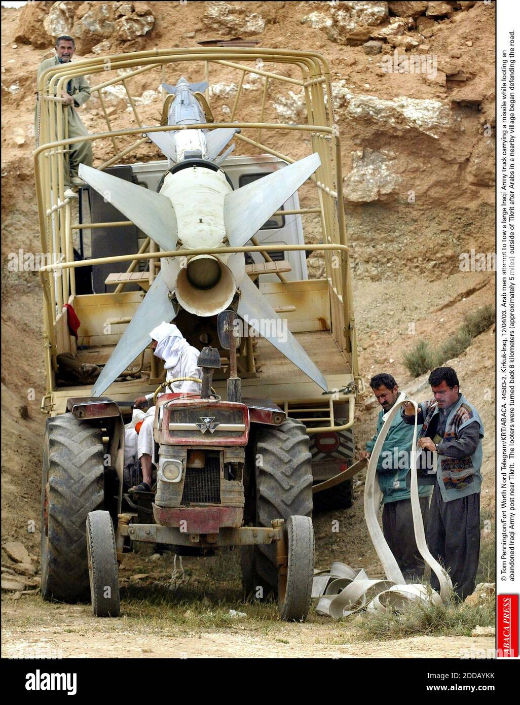 NESSUN FILM, NESSUN VIDEO, NO TV, NESSUN DOCUMENTARIO - © Tom Pennington/Fort Worth Nord Telegram/KRT/ABACA. 44583-2. Kirkuk-Iraq, 12/04/03. Gli uomini arabi tentano di trainare un grande camion dell'esercito iracheno che trasporta un missile mentre saccheggiano un posto abbandonato dell'esercito iracheno vicino a Tikrit. I saccheggiatori sono stati girati indietro di 8 chilometri (circa Foto Stock