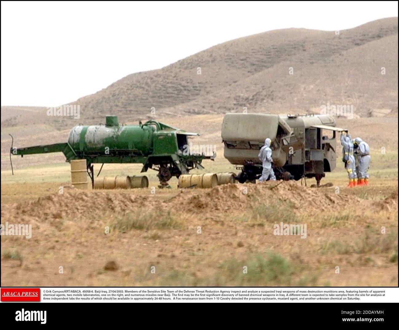 NESSUN FILM, NESSUN VIDEO, NESSUNA TV, NESSUN DOCUMENTARIO - © ERIK CAMPOS/KRT/ABACA. 45058-6. Bayji-Iraq, 27/04/2003. I membri del team Sensitive Site dell'Agenzia per la riduzione delle minacce alla difesa ispezionano e analizzano un'area di presunti munizioni irachene di distruzione di massa, con barili di apparente chimica ag Foto Stock