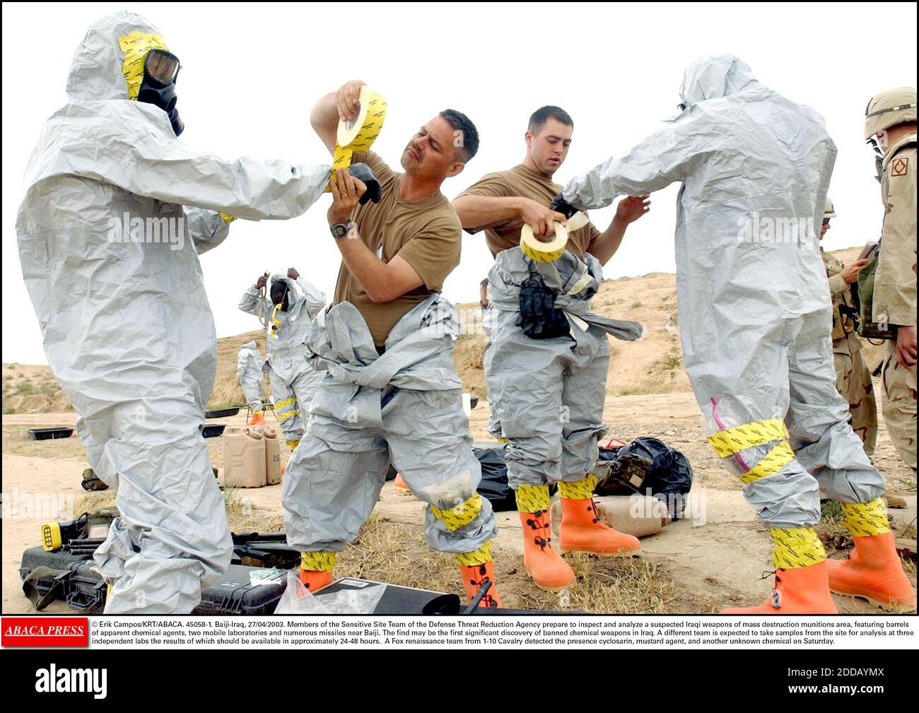 NO FILM, NO VIDEO, NO TV, NO DOCUMENTARIO - 5© ERIK CAMPOS/KRT/ABACA. 45058-1. Bayji-Iraq, 27/04/2003. I membri del team del sito sensibile dell'Agenzia per la riduzione delle minacce alla difesa si preparano a ispezionare e analizzare un'area di presunte armi irachene di distruzione di massa, con barili di apparente Foto Stock
