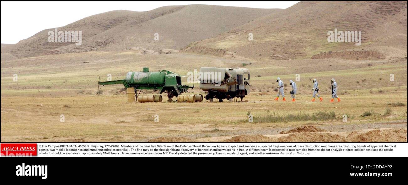 NESSUN FILM, NESSUN VIDEO, NESSUNA TV, NESSUN DOCUMENTARIO - © ERIK CAMPOS/KRT/ABACA. 45058-5. Bayji-Iraq, 27/04/2003. I membri del team Sensitive Site dell'Agenzia per la riduzione delle minacce alla difesa ispezionano e analizzano un'area di presunti munizioni irachene di distruzione di massa, con barili di apparente chimica ag Foto Stock