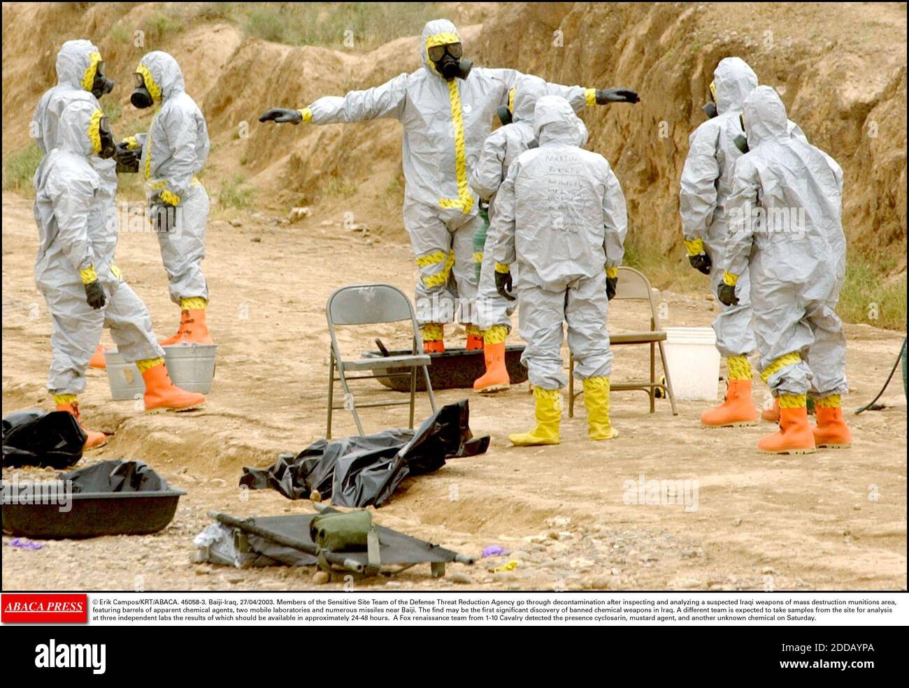 NESSUN FILM, NESSUN VIDEO, NESSUNA TV, NESSUN DOCUMENTARIO - © ERIK CAMPOS/KRT/ABACA. 45058-3. Bayji-Iraq, 27/04/2003. I membri del team del sito sensibile dell'Agenzia per la riduzione delle minacce alla difesa passano attraverso la decontaminazione dopo aver ispezionato e analizzato un'area sospetta delle armi irachene di distruzione di massa, la fea Foto Stock