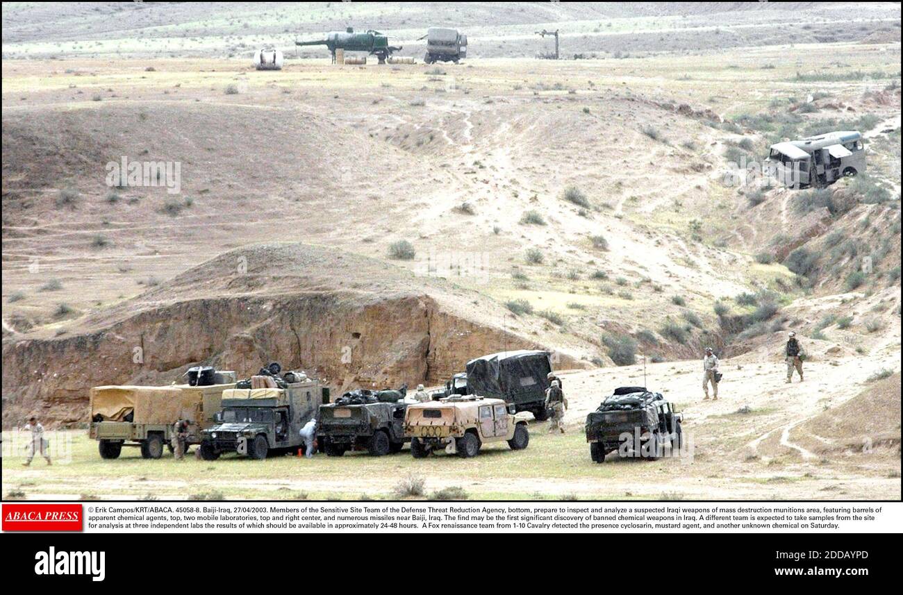 NESSUN FILM, NESSUN VIDEO, NESSUNA TV, NESSUN DOCUMENTARIO - © ERIK CAMPOS/KRT/ABACA. 45058-8. Bayji-Iraq, 27/04/2003. I membri del team del sito sensibile dell'Agenzia per la riduzione delle minacce alla difesa, in basso, si preparano a ispezionare e analizzare un'area di presunte armi irachene di distruzione di massa, con barili di Foto Stock