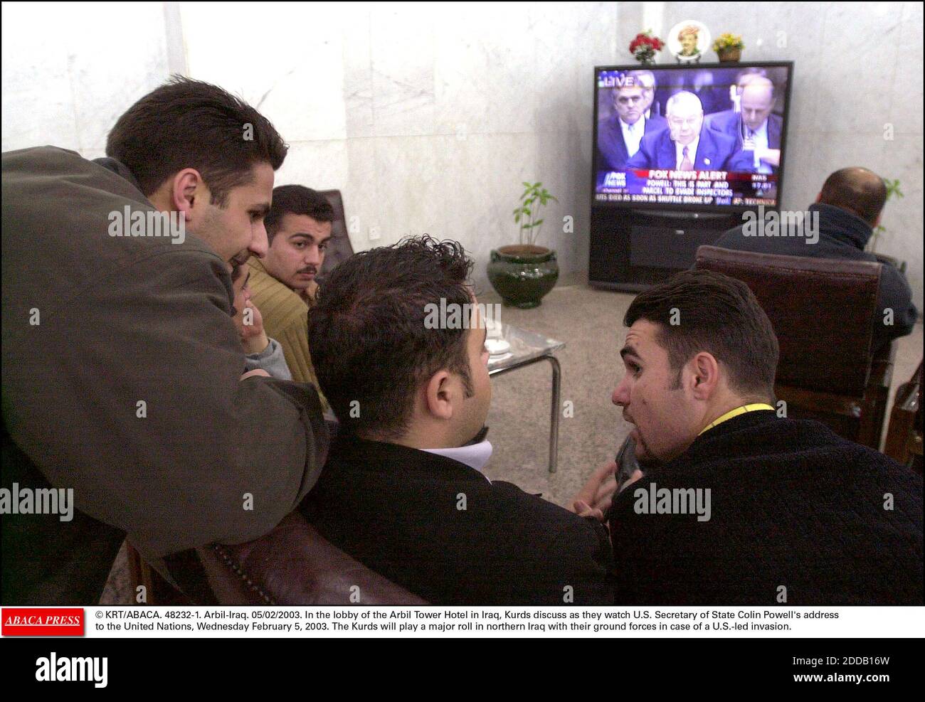 NESSUN FILM, NESSUN VIDEO, NESSUNA TV, NESSUN DOCUMENTARIO - © KRT/ABACA. 48232-1. Arbil-Iraq. 05/02/2003. Nella lobby dell'Arbil Tower Hotel in Iraq, i curdi discutono mentre guardano il discorso del Segretario di Stato degli Stati Uniti Colin Powell alle Nazioni Unite, mercoledì 5 febbraio 2003. I curdi giocheranno un importante lancio Foto Stock