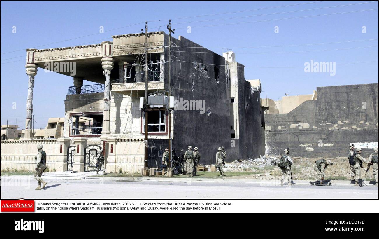 NIENTE FILM, NIENTE VIDEO, NIENTE TV, NESSUN DOCUMENTARIO - © MANDI WRIGHT/KRT/ABACA. 47948-2. Mosul-Iraq, 23/07/2003. I soldati della 101a Divisione aerea tengono le schede vicine, sulla casa dove i due figli di Saddam Hussein, Uday e Qusay, sono stati uccisi il giorno prima a Mosul. Foto Stock