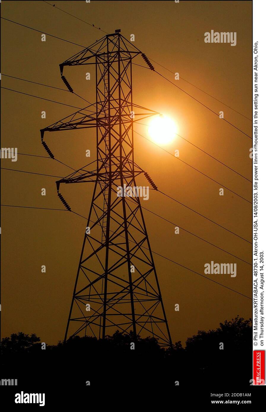 NESSUN FILM, NESSUN VIDEO, NO TV, NESSUN DOCUMENTARIO - © PHIL MASTURZO/KRT/ABACA. 48730-1. Akron-OH-USA. 14/08/2003. Linee di alimentazione inattive silate nel sole tramontante vicino Akron, Ohio, il giovedì pomeriggio, 14 agosto 2003. Foto Stock