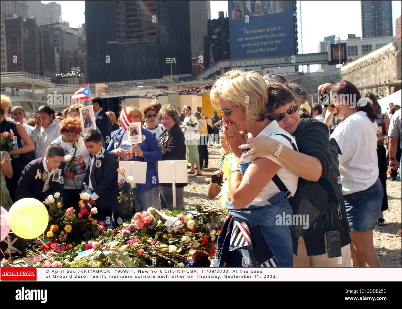 NO FILM, NO VIDEO, NO TV, NO DOCUMENTARIO - © APRILE SAUL/KRT/ABACA. 49693-1. New York City-NY-USA. 11/09/2003. Alla base di Ground Zero, i membri della famiglia si conpiano giovedì 11 settembre 2003. Foto Stock
