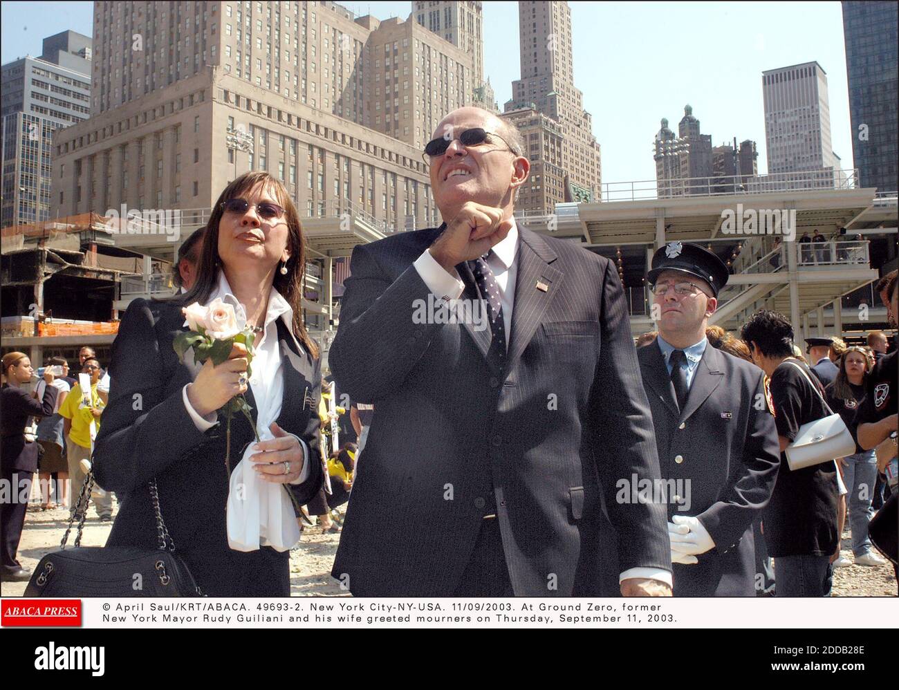 NO FILM, NO VIDEO, NO TV, NO DOCUMENTARIO - © APRILE SAUL/KRT/ABACA. 49693-2. New York City-NY-USA. 11/09/2003. A Ground Zero, l'ex sindaco di New York Rudy Guiliani e sua moglie hanno salutato i lutto giovedì 11 settembre 2003. Foto Stock