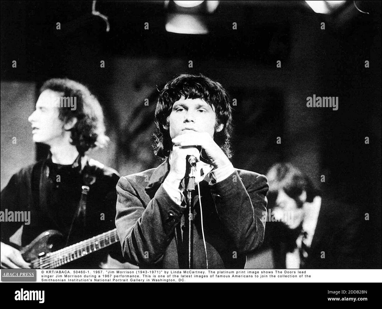 NESSUN FILM, NESSUN VIDEO, NESSUNA TV, NESSUN DOCUMENTARIO - © KRT/ABACA. 50460-1. 1967. Jim Morrison (1943-1971) di Linda McCartney. L'immagine di stampa Platinum mostra il cantante dei Doors Jim Morrison durante una performance del 1967. Questa è una delle ultime immagini di americani famosi ad unirsi alla collezione degli Smiths Foto Stock