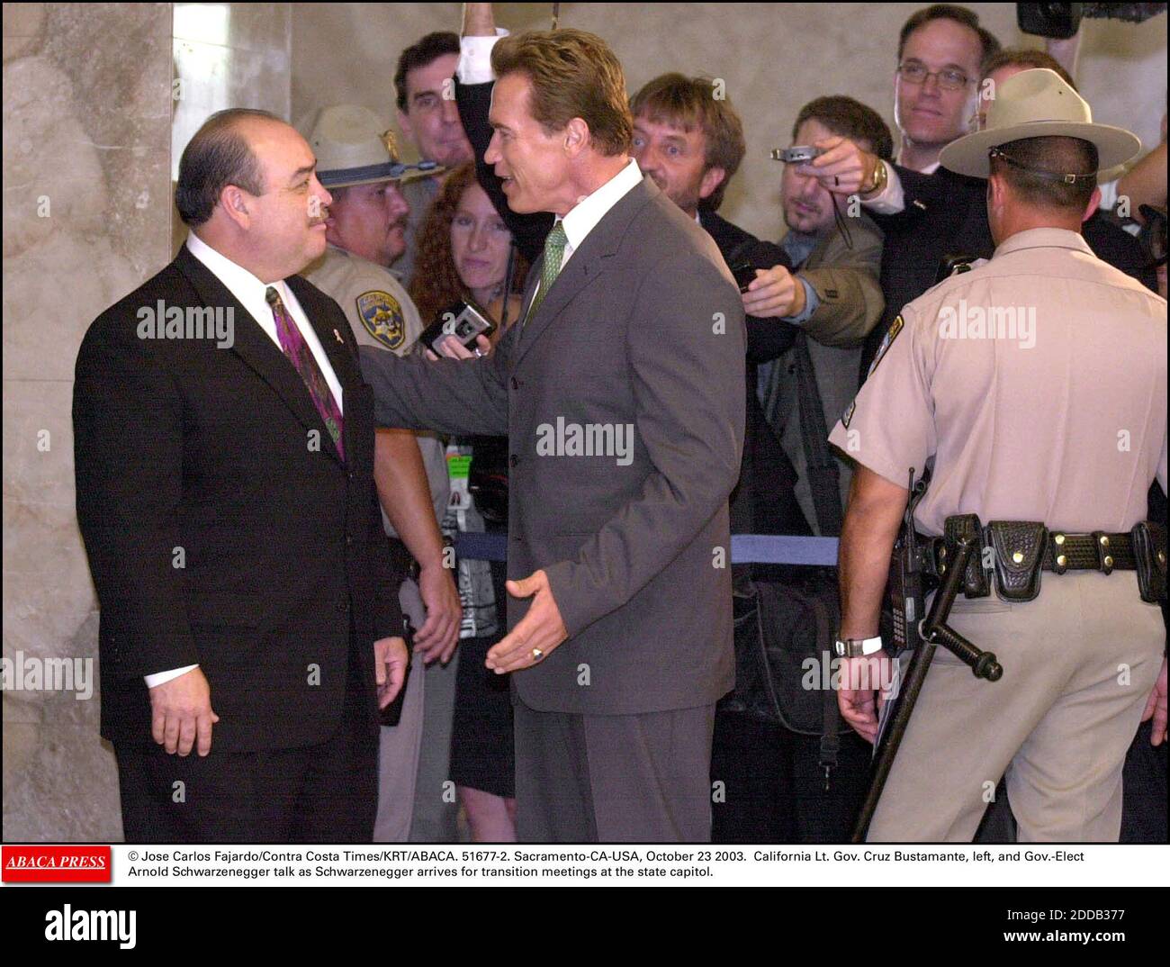 NESSUN FILM, NESSUN VIDEO, NESSUNA TV, NESSUN DOCUMENTARIO - © Jose Carlos Fajardo/Contra Costa Times/KRT/ABACA. 51677-2. Sacramento-CA-USA, ottobre 23 2003. California Lt. Gov. Cruz Bustamante, a sinistra, e Gov.-eletto Arnold Schwarzenegger parlano come Schwarzenegger arriva per le riunioni di transizione al campidoglio di stato. Foto Stock