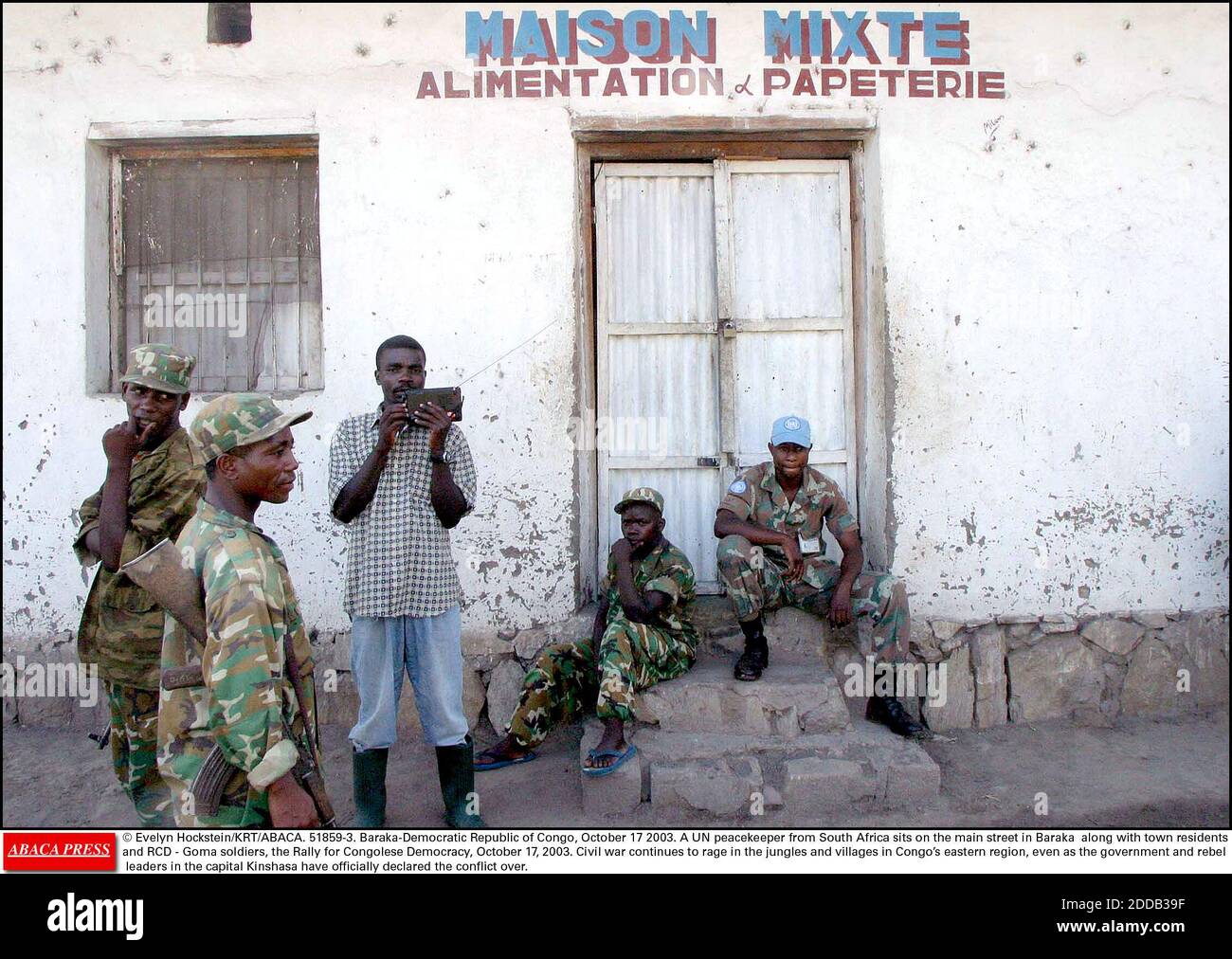 NESSUN FILM, NESSUN VIDEO, NESSUNA TV, NESSUN DOCUMENTARIO - © EVELYN HOCKSTEIN/KRT/ABACA. 51859-3. Baraka-Repubblica Democratica del Congo, ottobre 17 2003. Un paceista delle Nazioni Unite del Sud Africa si trova sulla strada principale di Baraka insieme ai residenti della città e RCD - soldati di Goma, il Rally per la democrazia congolese, ottobre Foto Stock