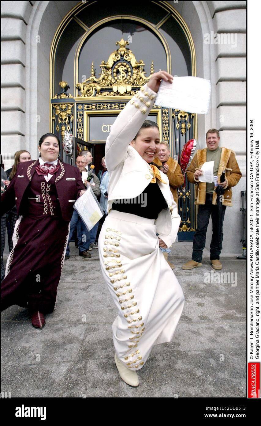 NO FILM, NO VIDEO, NO TV, NO DOCUMENTARIO - © Karen T. Borchers/San Jose Mercury News/KRT/ABACA. 56240-1. San Francisco-CA-USA, 16 febbraio 2004. Georgina Graciano, destra, e la partner Maria Castillo celebrare il loro matrimonio al Municipio di San Francisco. Foto Stock