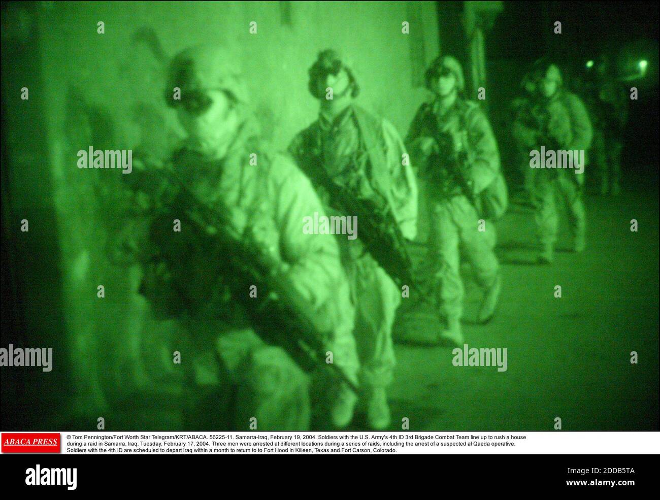 NESSUN FILM, NESSUN VIDEO, NO TV, NESSUN DOCUMENTARIO - © Tom Pennington/Fort Worth Star Telegram/KRT/ABACA. 56225-11. Samarra-Iraq, 19 febbraio 2004. I soldati con la squadra di combattimento di 3° ID dell'esercito degli Stati Uniti si allineano per far precipitare una casa durante un raid a Samarra, Iraq, martedì 17 febbraio 2004. Tre uomini erano Foto Stock