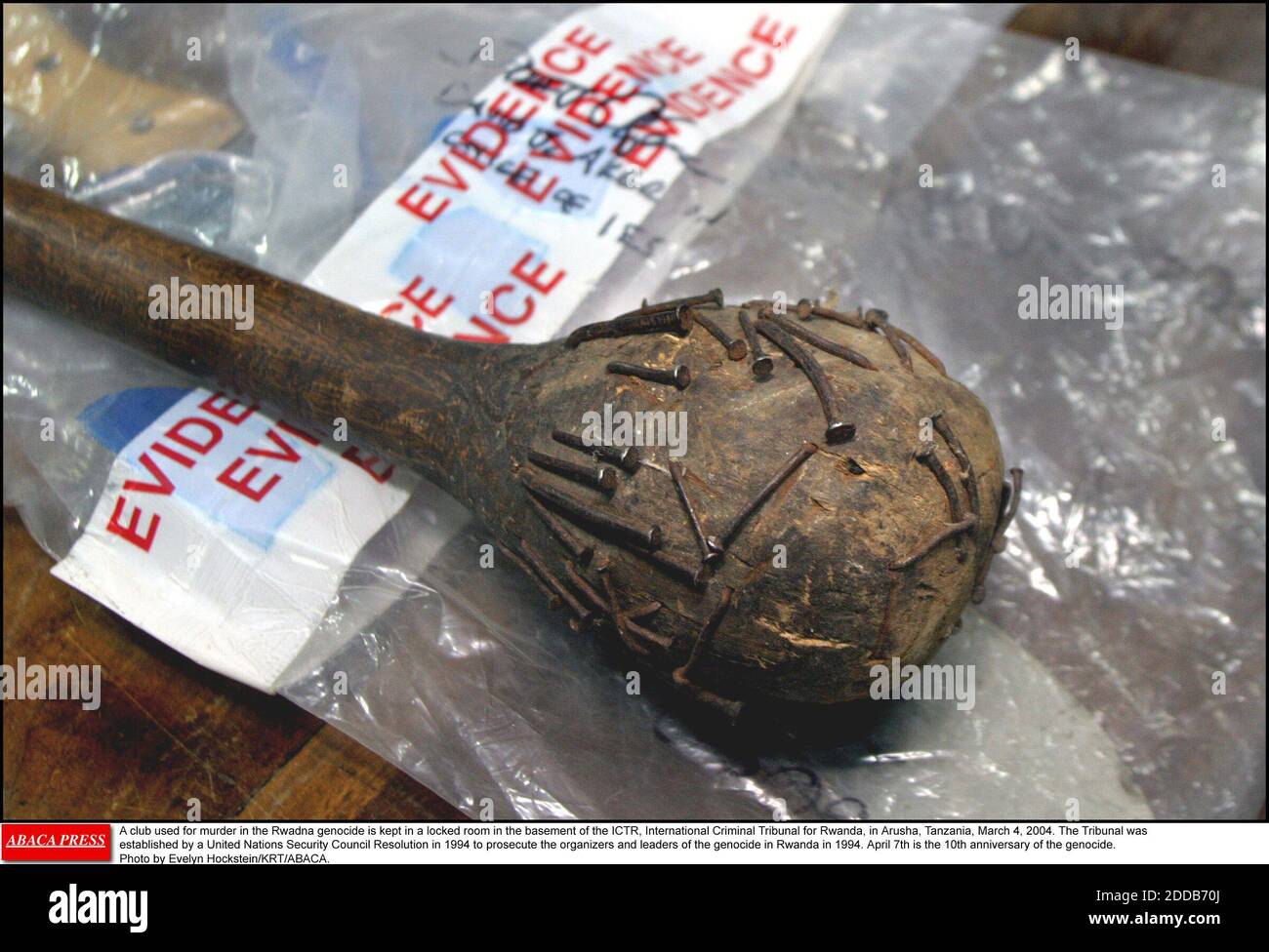 NESSUN FILM, NESSUN VIDEO, NESSUNA TV, NESSUN DOCUMENTARIO - UN club usato per omicidio nel genocidio ruandese è tenuto in una stanza chiusa nel seminterrato del ICTR, Tribunale penale internazionale per il Ruanda, ad Arusha, Tanzania, 4 marzo 2004. Il Tribunale è stato istituito con una risoluzione del Consiglio di sicurezza delle Nazioni Unite nel 1994 per perseguire gli organizzatori e i leader del genocidio in Ruanda nel 1994. Il 7 aprile ricorre il decimo anniversario del genocidio. Foto di Evelyn Hockstein/KRT/ABACA. Foto Stock