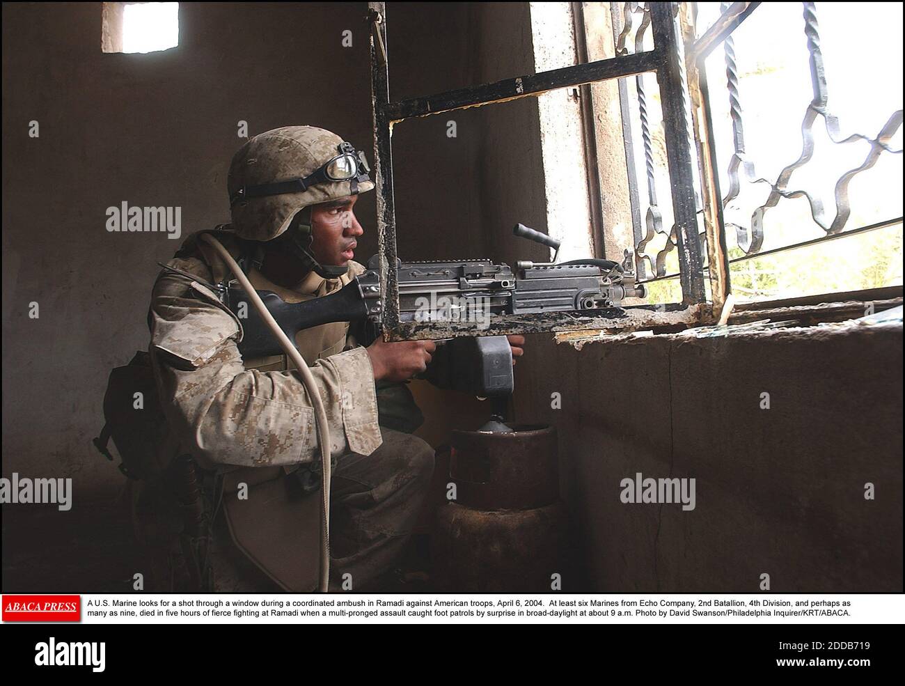 NO FILM, NO VIDEO, NO TV, NO DOCUMENTARIO - UNA marina degli Stati Uniti cerca un tiro attraverso una finestra durante un agguato coordinato a Ramadi contro le truppe americane, 6 aprile 2004. Almeno sei Marines di Echo Company, 2° Batallion, 4° Divisione, e forse fino a nove, sono morti in cinque ore di feroce fi Foto Stock