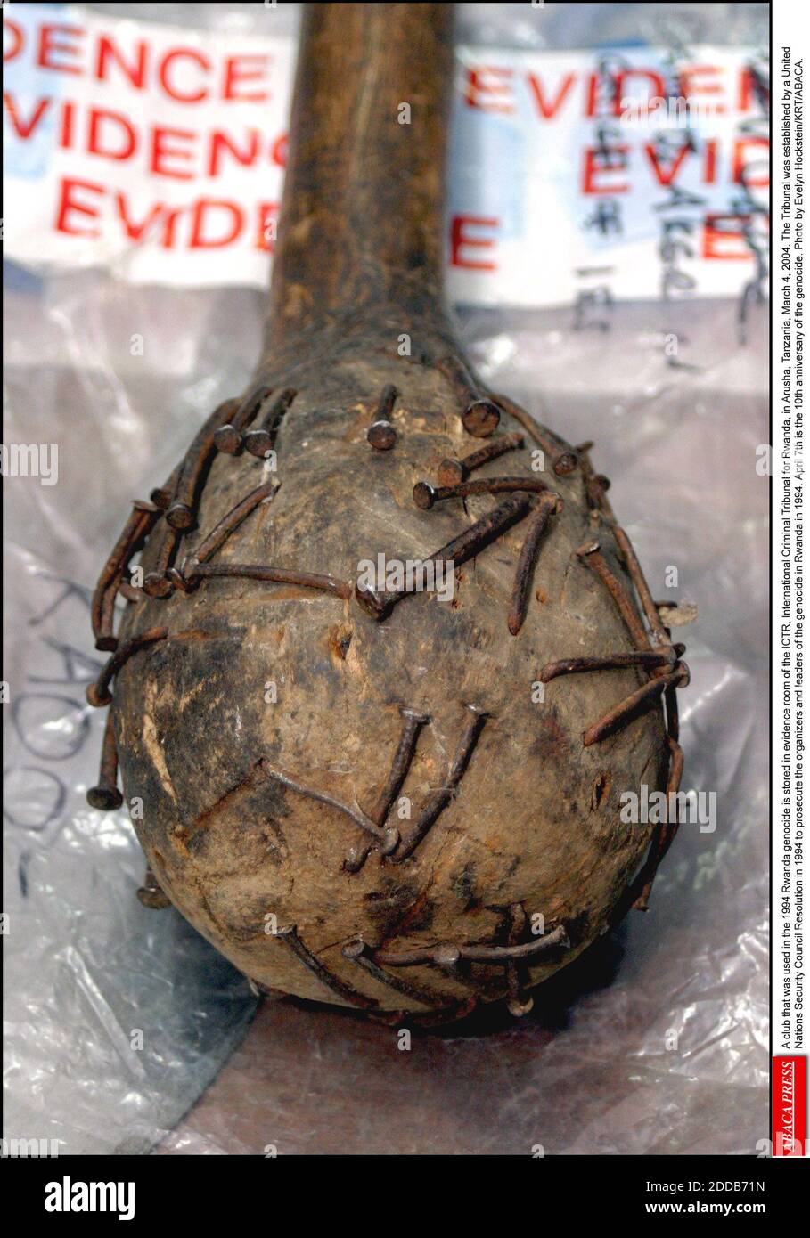 NESSUN FILM, NESSUN VIDEO, NESSUNA TV, NESSUN DOCUMENTARIO - UN club che è stato usato nel genocidio del Ruanda 1994 è immagazzinato nella stanza delle prove del ICTR, Tribunale penale internazionale per il Ruanda, ad Arusha, Tanzania, 4 marzo 2004. Il Tribunale è stato istituito con una risoluzione del Consiglio di sicurezza delle Nazioni Unite nel 1994 per perseguire gli organizzatori e i leader del genocidio in Ruanda nel 1994. Il 7 aprile ricorre il decimo anniversario del genocidio. Foto di Evelyn Hockstein/KRT/ABACA. Foto Stock