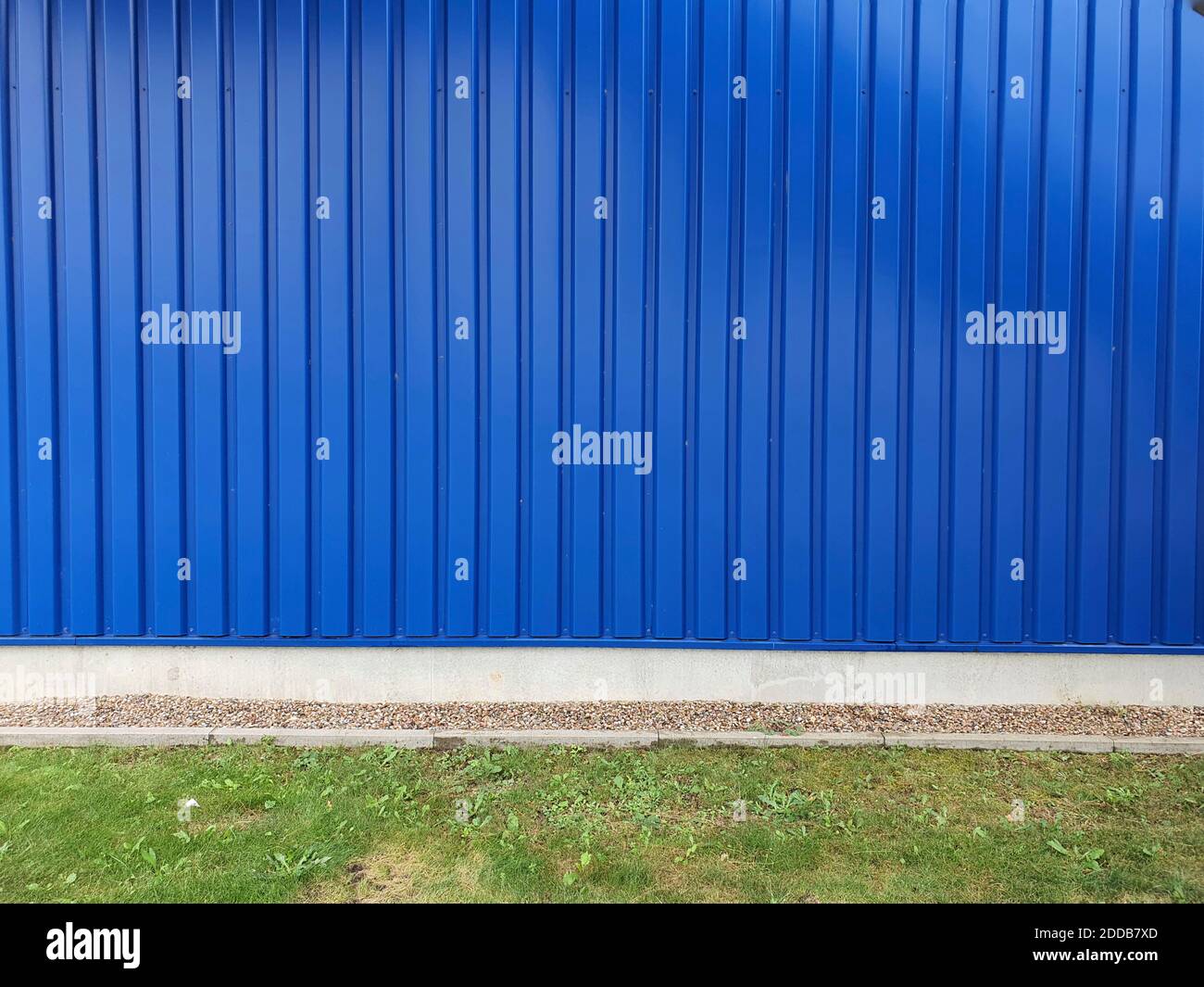 Parete in ferro corrugato blu Foto Stock