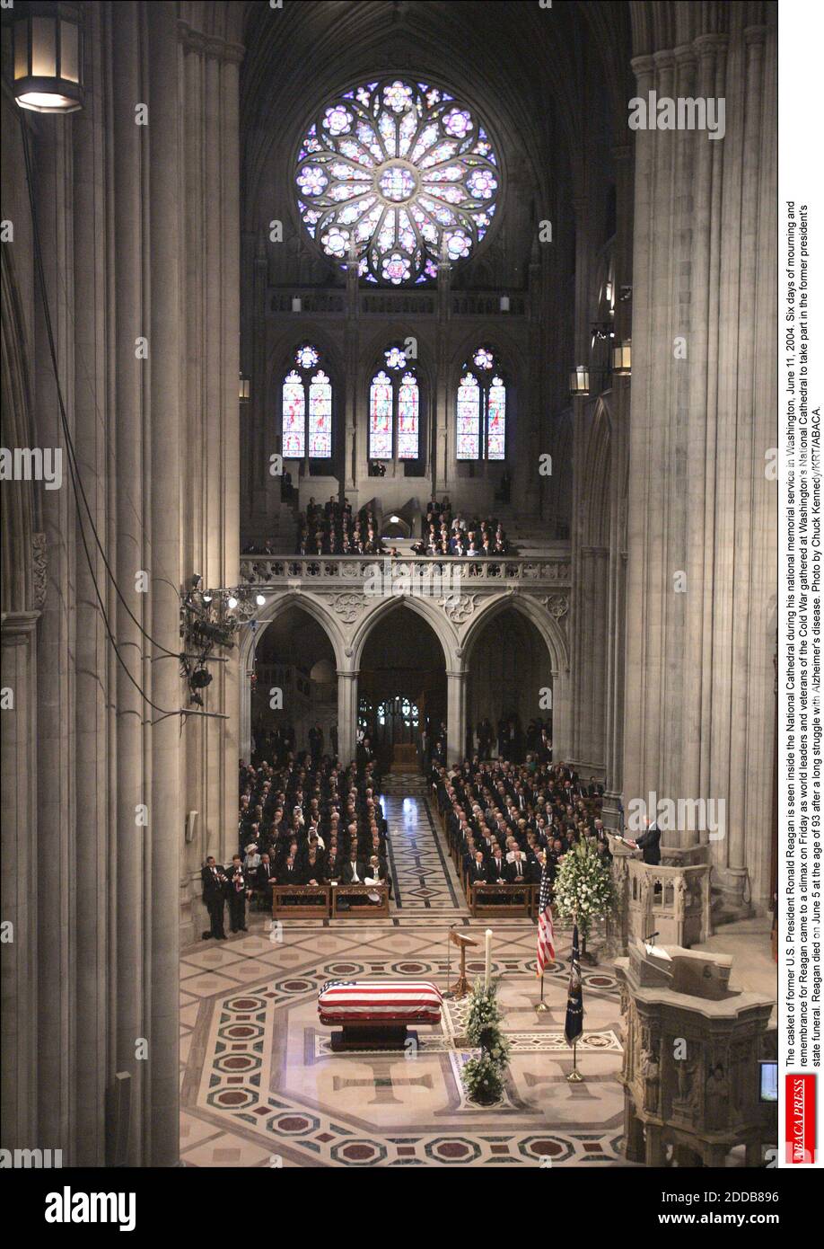 NO FILM, NO VIDEO, NO TV, NO DOCUMENTARIO - il cazzo dell'ex presidente degli Stati Uniti Ronald Reagan è visto all'interno della Cattedrale Nazionale durante il suo servizio commemorativo nazionale a Washington, 11 giugno 2004. Sei giorni di lutto e di ricordo per Reagan sono saliti al culmine venerdì, quando i leader mondiali e i veterani della Guerra fredda si sono riuniti nella Cattedrale nazionale di Washington per partecipare ai funerali di stato dell'ex presidente. Reagan morì il 5 giugno all'età di 93 anni dopo una lunga lotta contro il morbo di Alzheimer. Foto di Chuck Kennedy/KRT/ABACA. Foto Stock