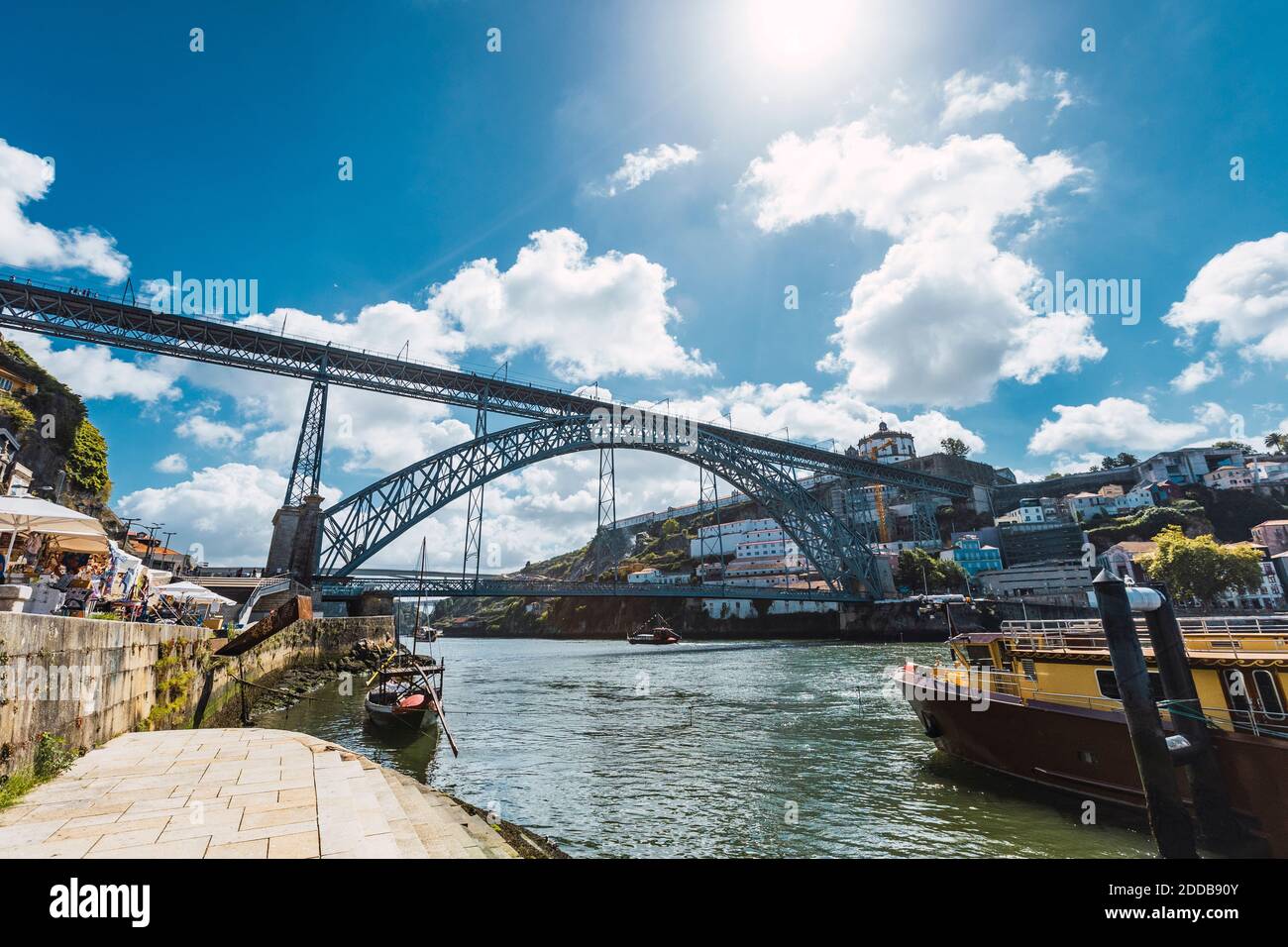 Dom Luis i Ponte sul fiume Douro in città contro il cielo, Porto, Portogallo Foto Stock