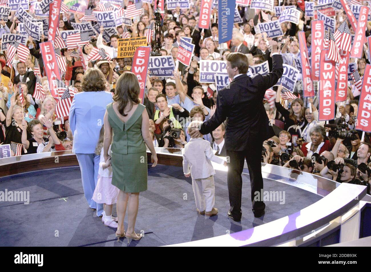 NO FILM, NO VIDEO, NO TV, NO DOCUMENTARIO - Vice Presidente Sen. John Edwards con la moglie, Elizabeth, le figlie Emma Clair e Catharine (in verde), e il figlio Jack, salutano i delegati dopo il suo discorso alla Convention Nazionale Democratica del 2004 a Boston, Massachusetts, mercoledì 28 luglio 2004. Foto di Chuck Kennedy/KRT/ABACA. Foto Stock