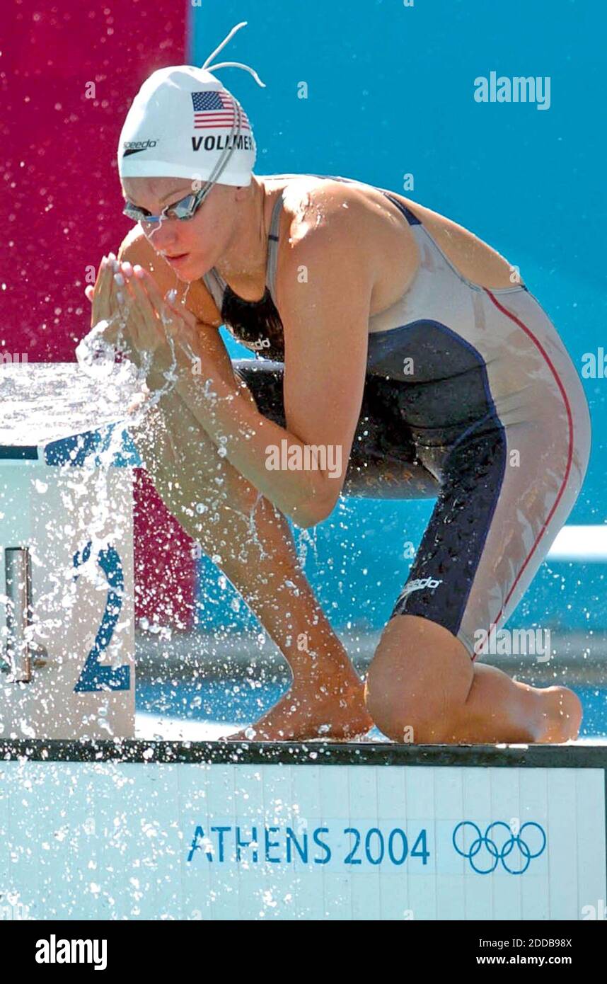 NO FILM, NO VIDEO, NO TV, NO DOCUMENTARIO - Dana Vollmer degli Stati Uniti si preda per un medley individuale di 200 metri che qualifica calore Lunedi, 16 agosto 2004, durante i Giochi Olimpici di Atene-Grecia. Foto di Karl Mondon/KRT/ABACA. Foto Stock