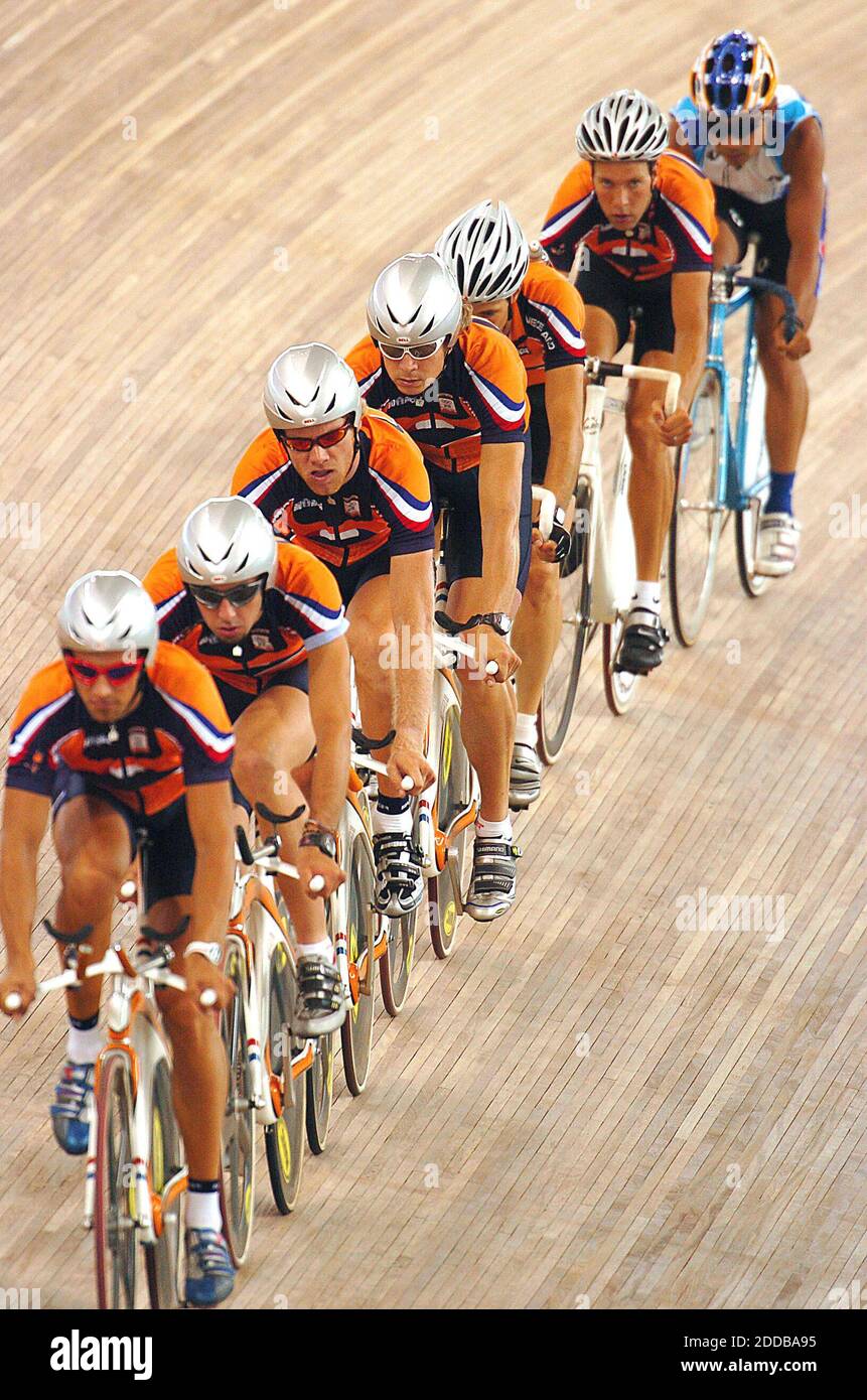 NESSUN FILM, NESSUN VIDEO, NESSUNA TV, NESSUN DOCUMENTARIO - membri della squadra olandese di ciclismo olimpico, pratica mercoledì pomeriggio 18 agosto 2004, al velodromo olimpico. Foto di Patrick Schneider/Charlotte Observer/KRT/ABACA. Foto Stock