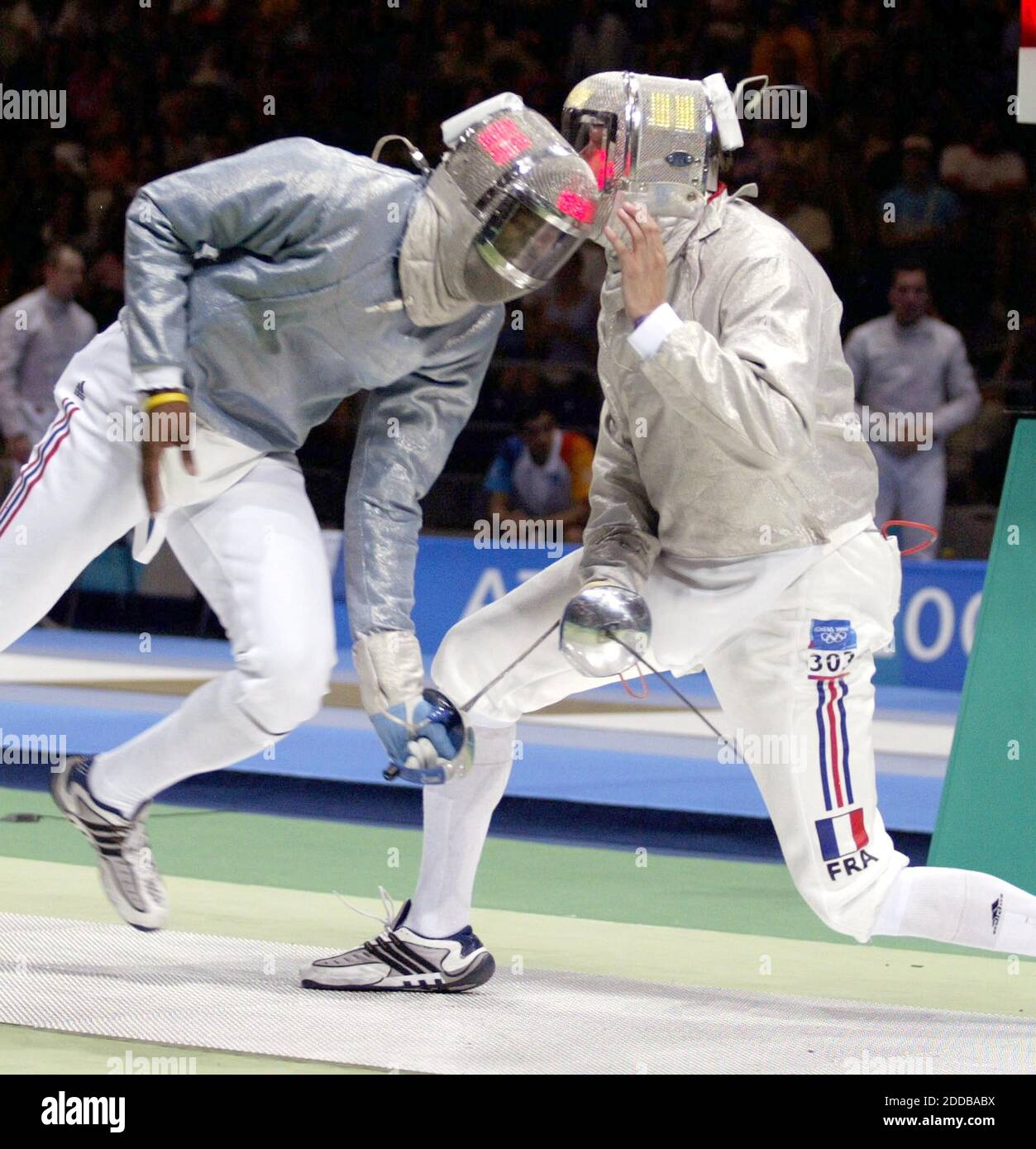 NO FILM, NO VIDEO, NO TV, NO DOCUMENTARIO - Damien Touya francese, destra, ha la sua mano trafitto dal Sabre del membro del team americano Keeth Smart, partito, durante il loro 2 ° round Match in maschile squadra Sabre alla Heliniko scherma Hall di Atene Giovedi 19 agosto 2004 ad Atene. La partita è stata legata 44-44 quando Foto Stock