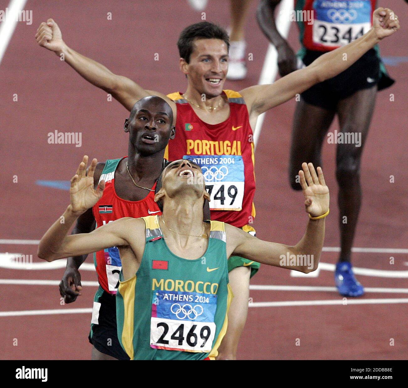 NO FILM, NO VIDEO, NO TV, NO DOCUMENTARIO - Hicham El Guerrouj del Marocco, davanti, celebra al traguardo con Bernard Lagat del Kenya e Rui Silva del Portogallo, durante i 1500 m uomini 24 agosto 2004. Foto di Ron Cortes/Philadelphia Inquirer/KRT/ABACA Foto Stock