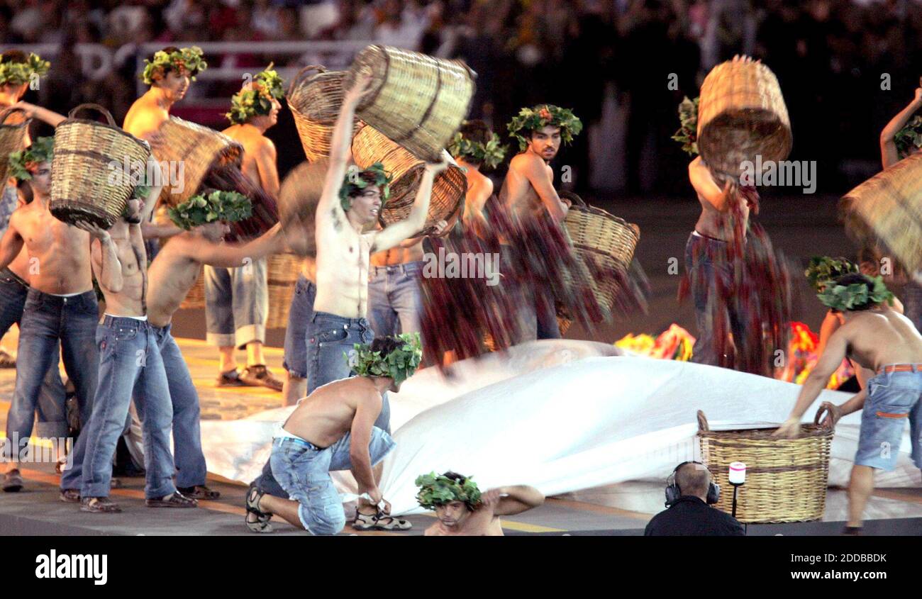 NO FILM, NO VIDEO, NO TV, NO DOCUMENTARIO - i formatori raccolgono grano durante le cerimonie di chiusura dei Giochi Olimpici 2004 ad Atene-Grecia, domenica 29 agosto 2004. Foto di David Eulitt/Kansas City Star/KRT/ABACA. Foto Stock