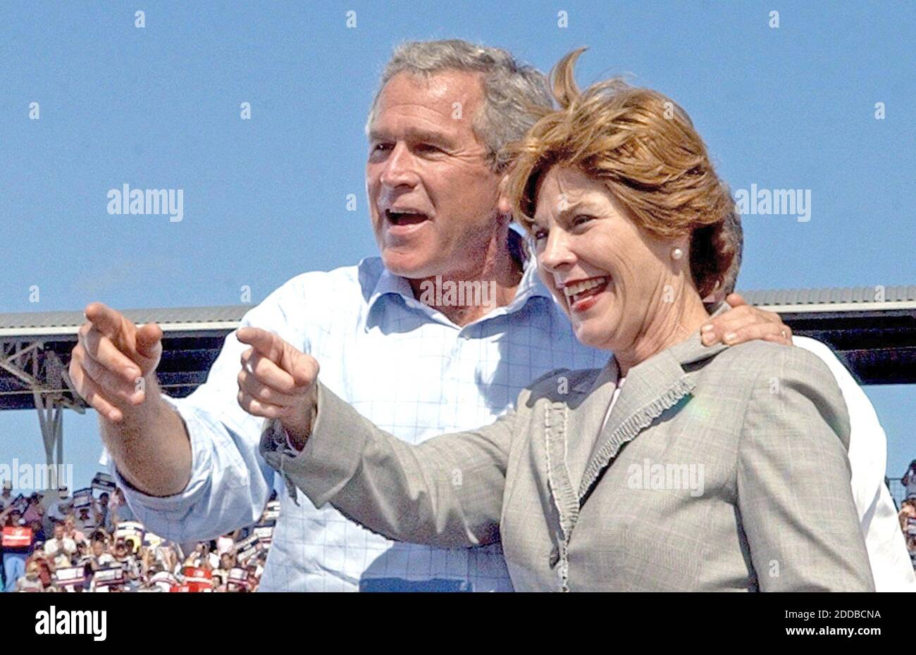 NESSUN FILM, NESSUN VIDEO, NESSUNA TV, NESSUN DOCUMENTARIO - il presidente George W. Bush e Laura Bush salutano i sostenitori di un rally a Melbourne, Florida, sabato 23 ottobre 2004. Foto di Joe Burbank/Orlando Sentinel/KRT/ABACA Foto Stock