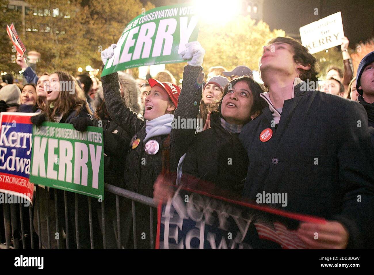 NO FILM, NO VIDEO, NO TV, NO DOCUMENTARIO - gli spettatori mostrano il loro sostegno per il candidato presidenziale Senatore John F. Kerry (D-ma), durante la copertura della notte 2004 delle elezioni a Copley Square nel centro di Boston, Massachusetts, martedì 2 novembre 2004. Foto di Chuck Kennedy/KRT/ABACA. Foto Stock