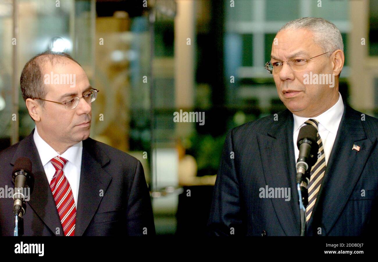 NO FILM, NO VIDEO, NO TV, NO DOCUMENTARIO - il Segretario di Stato americano Colin Powell parla ai giornalisti fuori dal Dipartimento di Stato lunedì 15 novembre 2004 con il Ministro degli Esteri israeliano Silvan Shalom. Powell ha annunciato lunedì che sta rassegnando il suo incarico di gabinetto e partirà quando il suo successore sarà stato confermato. Foto di George Bridges/KRT/ABACA. Foto Stock