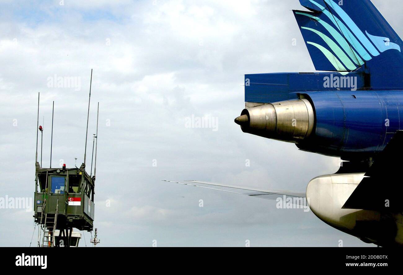 NESSUN FILM, NESSUN VIDEO, NESSUNA TV, NESSUN DOCUMENTARIO - a sinistra è la nuova torre di controllo del traffico aereo mobile che il governo di Singapore ha portato in aiuto con il traffico all'aeroporto di banda Aceh, Indonesia. Foto di Khampha Bouaphanh/Fort Worth Star-Telegram/KRT/ABACA. Foto Stock