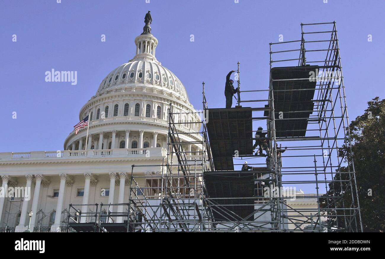 NESSUN FILM, NESSUN VIDEO, NESSUNA TV, NESSUN DOCUMENTARIO - lavoratori che costruiscono piattaforme per la seconda inaugurazione del Presidente Bush, al Campidoglio di Washington, dicembre 21 2004. La pianificazione della sicurezza è in corso da mesi per proteggere il presidente, i funzionari governativi e i capi di stato in visita in occasione dell'inaugurazione del 20 gennaio 2005. Foto di Chuck Kennedy/KRT/ABACA. Foto Stock