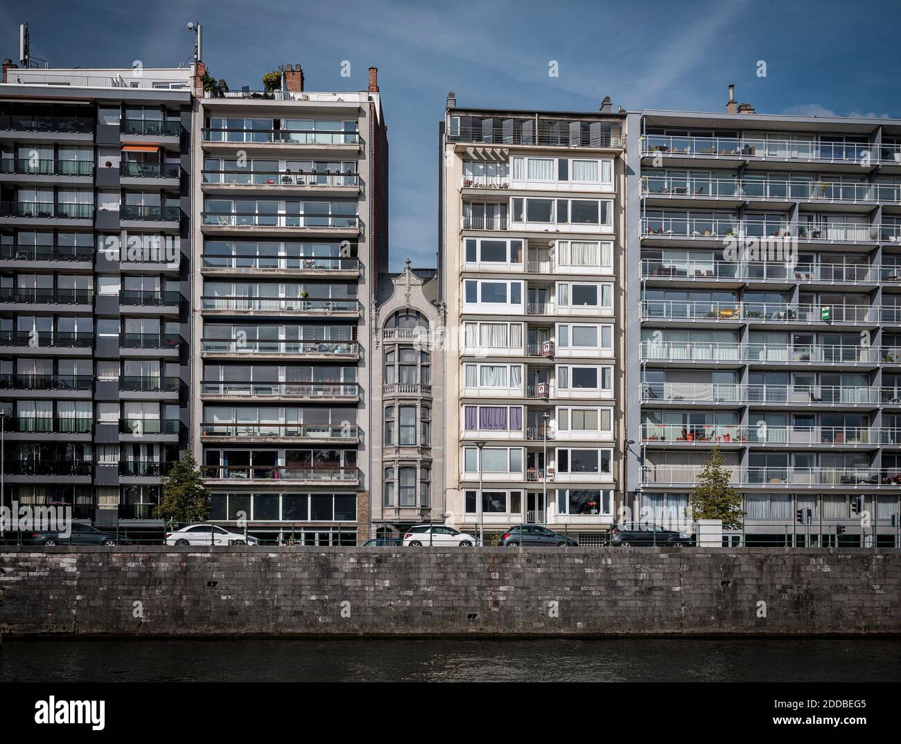 Belgio, Provincia di Liegi, Liegi, Appartamenti lungo il canale della città Foto Stock Belgio, Provincia di Liegi, Liegi, Appartamenti lungo il canale della città Foto Stock