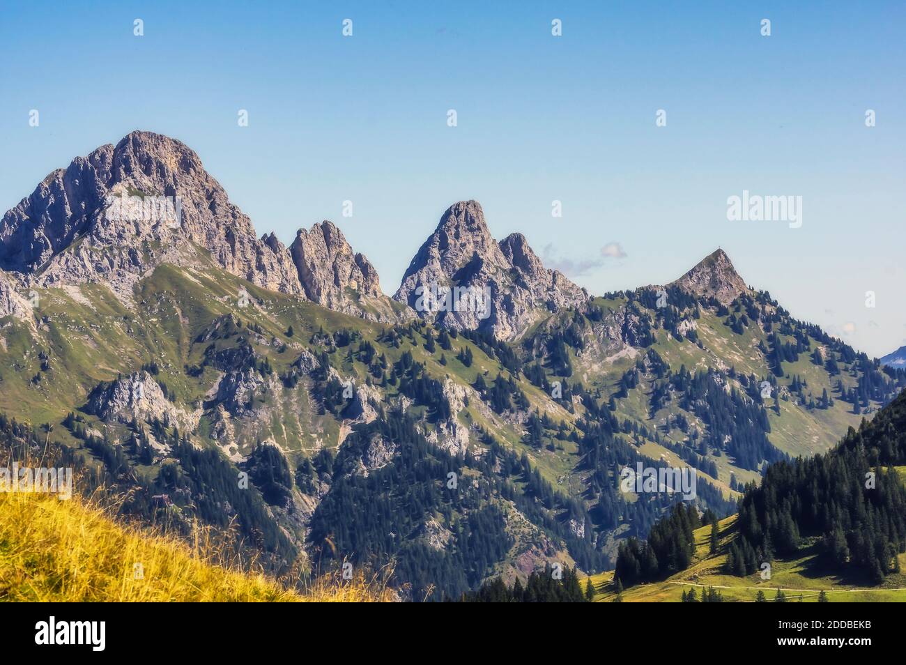 Vista panoramica delle cime delle montagne di Tannheim Foto Stock