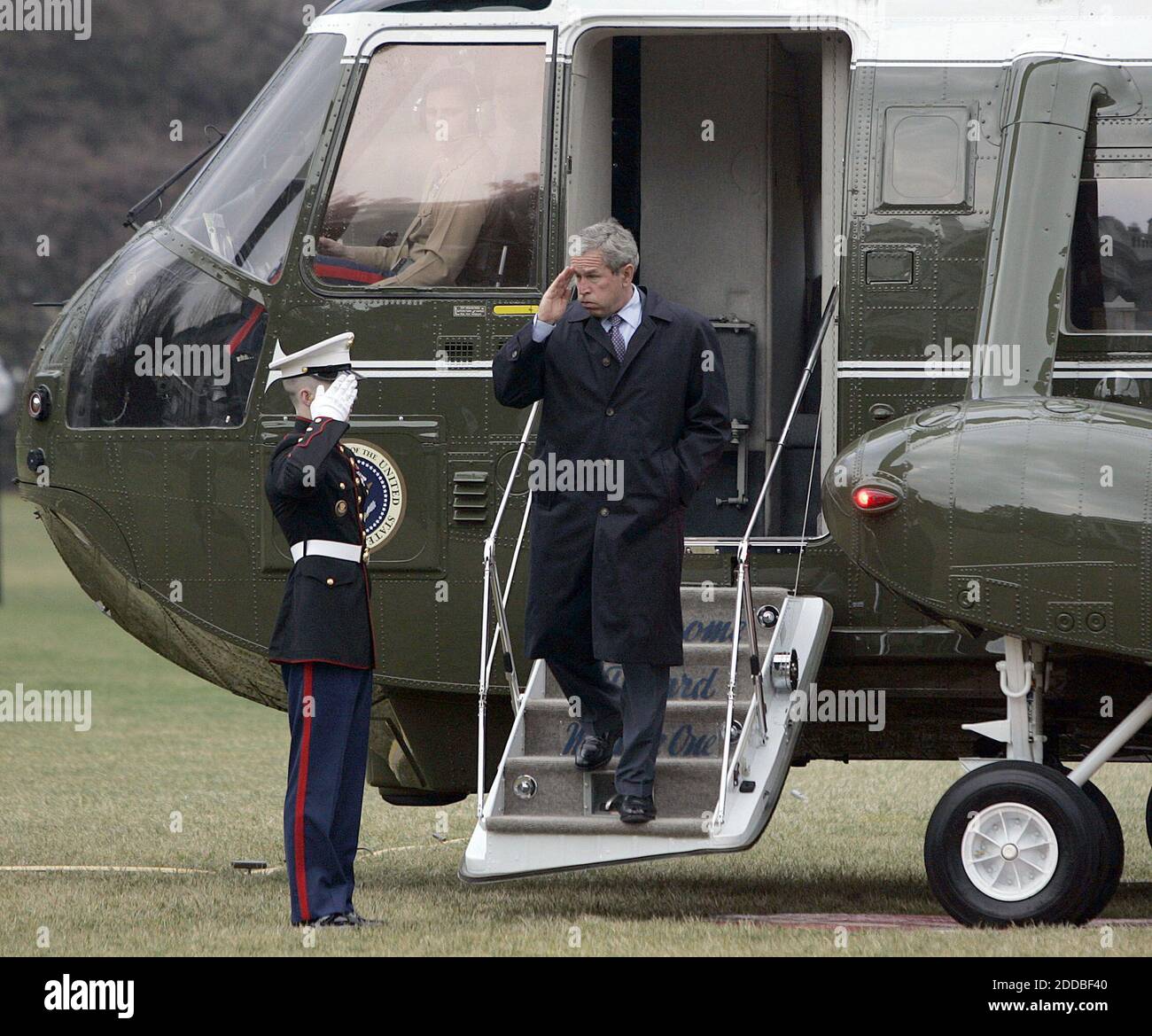 NO FILM, NO VIDEO, NO TV, NO DOCUMENTARIO - il presidente degli Stati Uniti George W. Bush torna alla Casa Bianca per essere in atto per firmare la legislazione di emergenza che agisce nel caso di vita o di morte di una donna della Florida danneggiata dal cervello, all'aeroporto del Texas state Technical College di Waco, Texas, USA, domenica, 20 marzo 2005. Dopo la rimozione del tubo di alimentazione di Terri Schiavo venerdì, i membri del Congresso hanno elaborato un accordo per approvare una legislazione che consenta ai tribunali federali di decidere il destino della donna di 41 anni e, nella speranza dei sostenitori dei genitori della donna, ripristinare il tubo che la teneva in vita. Foto di Chuck KE Foto Stock