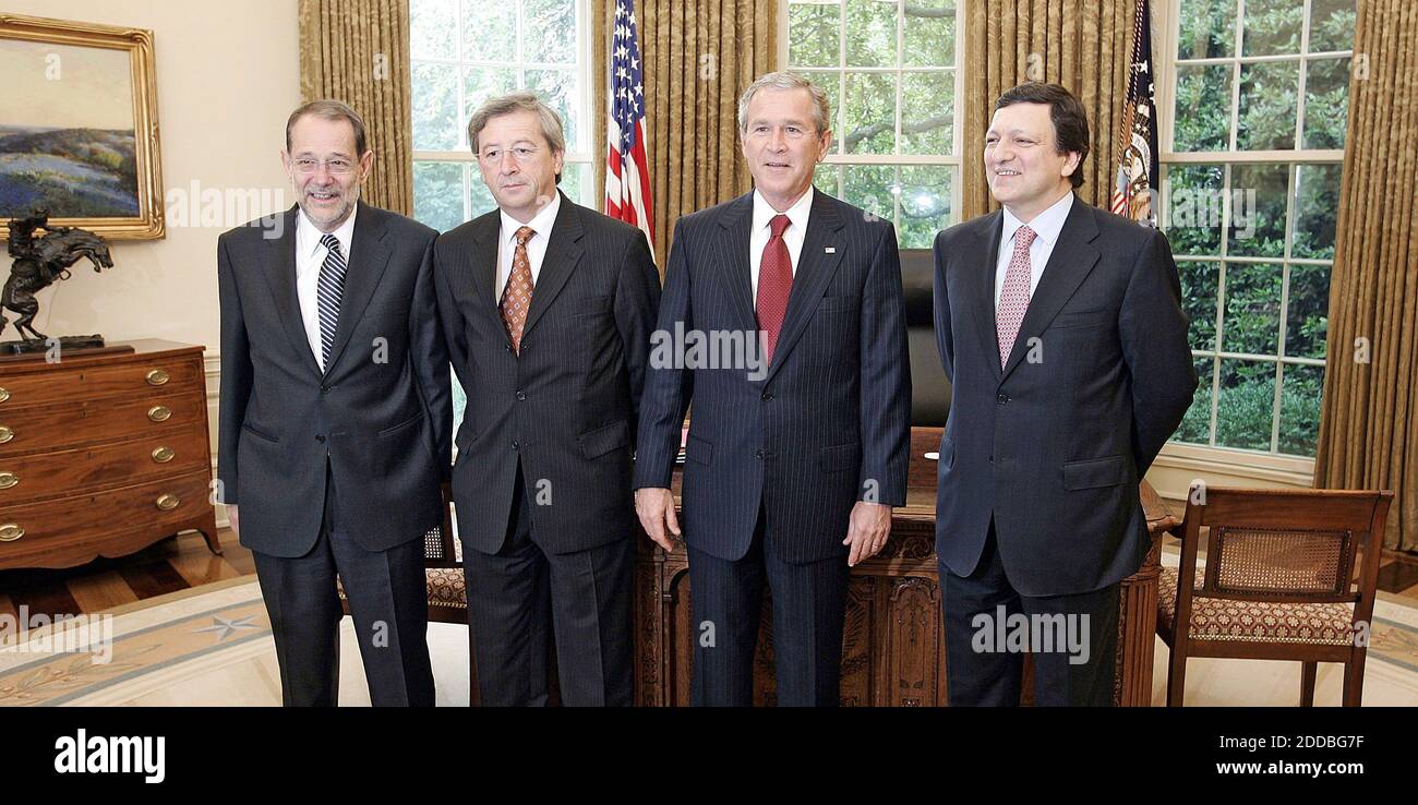 NESSUN FILM, NESSUN VIDEO, NESSUNA TV, NESSUN DOCUMENTARIO - il presidente Bush, seconda destra, incontra il presidente dell'Unione europea Jean-Claude Juncker, seconda sinistra, il presidente della Commissione europea Jos Manuel Barroso, destra, E il capo della politica estera Javier Solana, all'estrema sinistra, lunedì 20 giugno 2005, nell'Ufficio ovale della Casa Bianca a Washington. Foto di Chuck Kennedy/KRT/ABACA Foto Stock