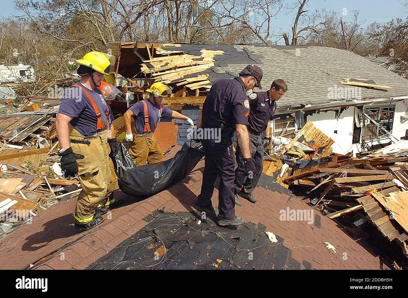 NO FILM, NO VIDEO, NO TV, NO DOCUMENTARIO - i membri del dipartimento dei vigili del fuoco e della polizia di Biloxi lavorano per rimuovere uno dei sei corpi recuperati in un quartiere distrutto a East Biloxi, Mississippi, martedì mattina, 30 agosto 2005 dopo le estorpazioni dell'uragano Katrina. Foto di Patrick Schneider/Charlotte Observer/KRT/ABACAPRESS.COM Foto Stock