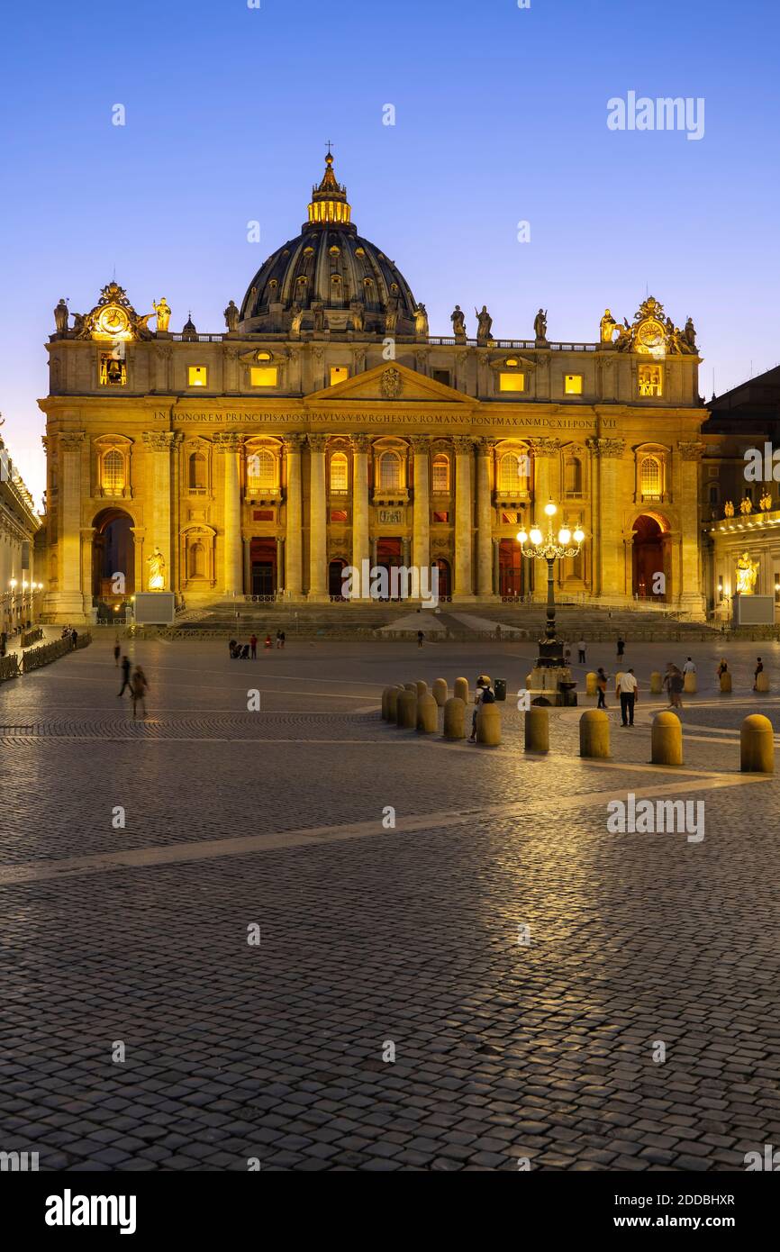 Facciata illuminata della Basilica di San Pietro e Piazza San Pietro al tramonto, Città del Vaticano, Roma, Italia Foto Stock