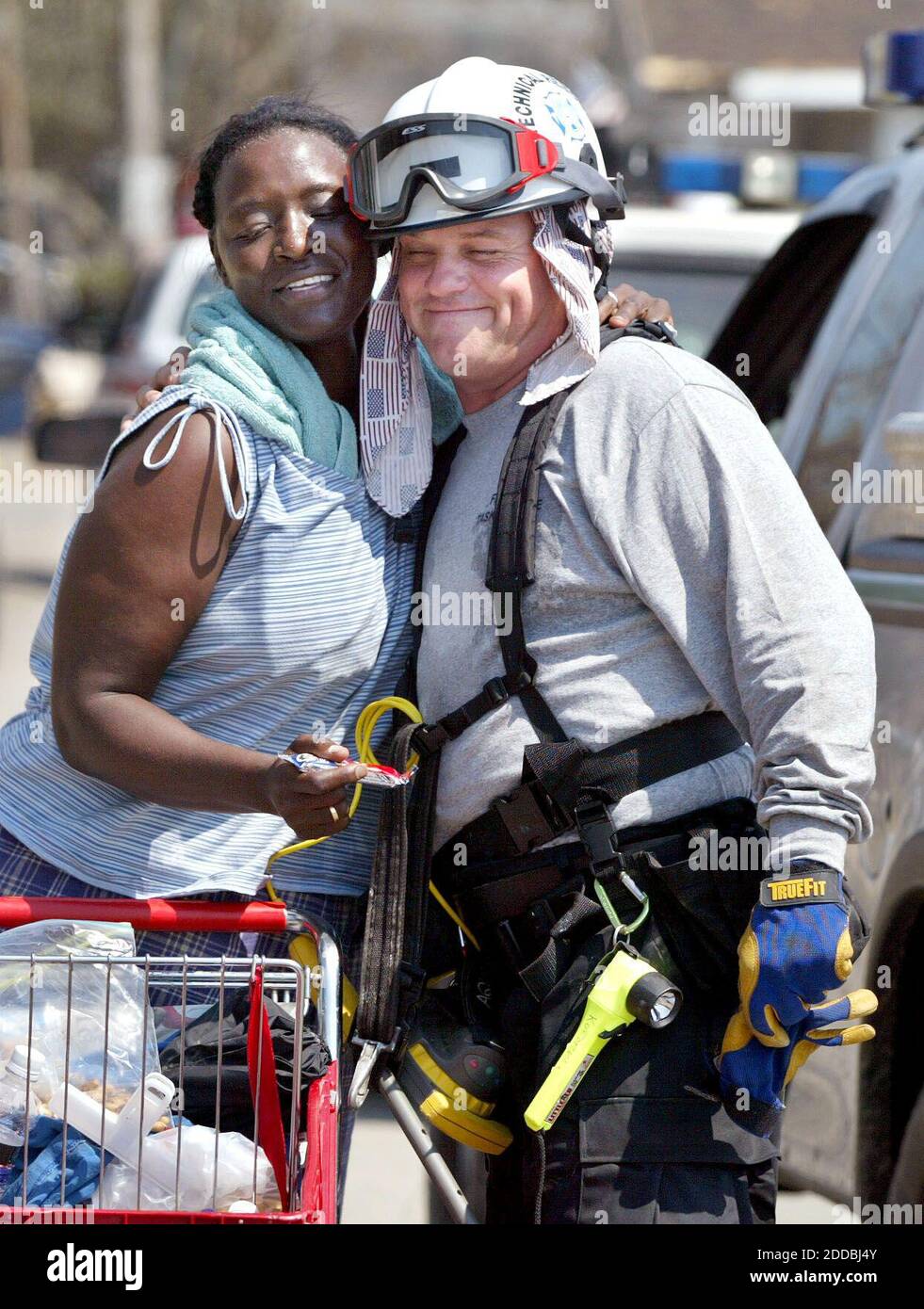 NO FILM, NO VIDEO, NO TV, NO DOCUMENTARIO - 'God Bless you bebefs', Anita Averhart, 45, di Biloxi, Mississippi, ha detto ai vigili del fuoco alla ricerca di sopravvissuti e corpi dell'uragano Katrina, tra cui Stan Kordecki, di San Pietroburgo (Florida) Fire Rescue, Florida Task Force 3, a Biloxi, Mississippi, il 2 settembre 2005. Foto di Jared Lazarus/Miami Herald/KRT/ABACAPRESS.COM Foto Stock