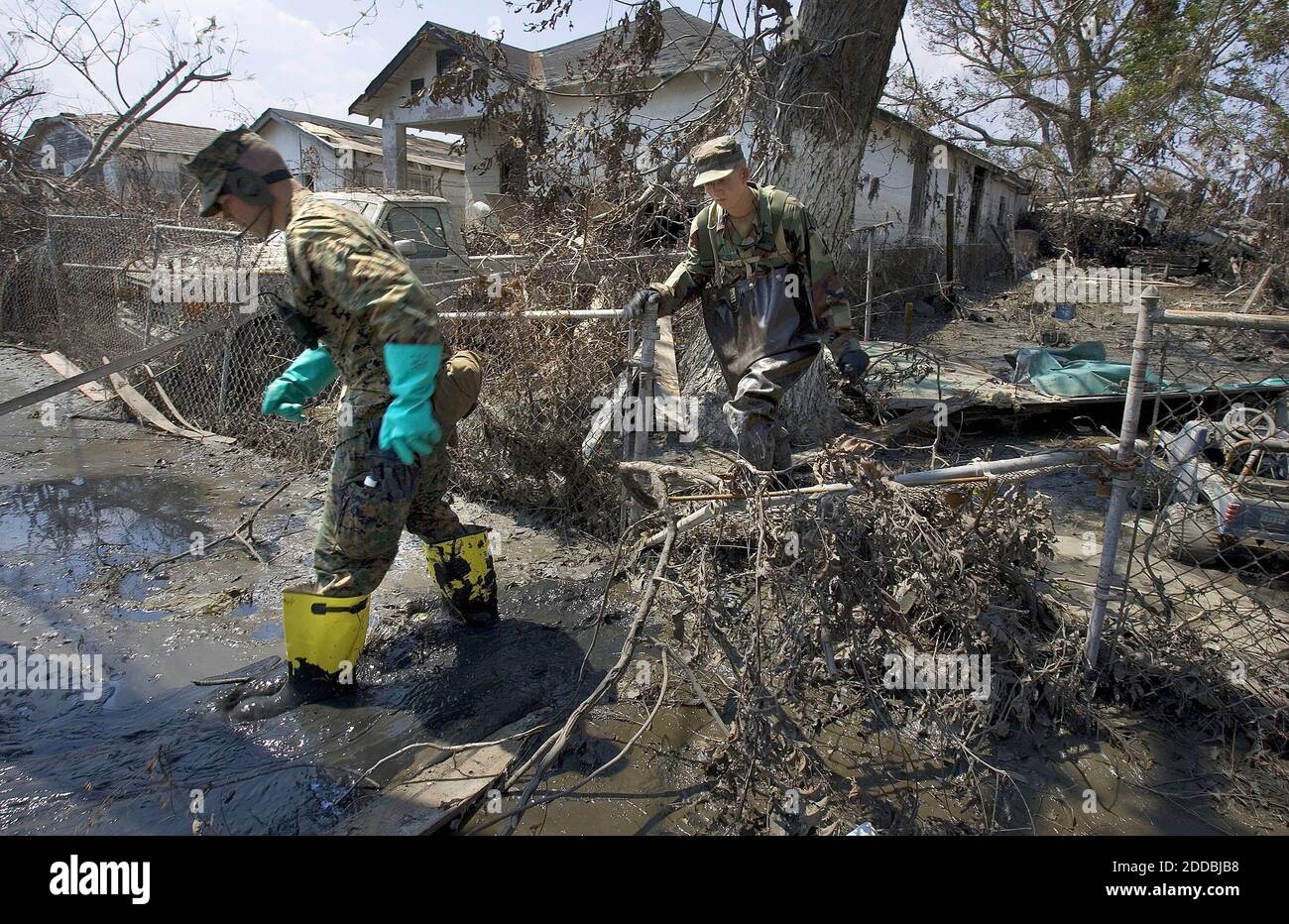 NESSUN FILM, NESSUN VIDEO, NESSUNA TV, NESSUN DOCUMENTARIO - Marine LCP Daniel Bystricky, sinistra, e National Guard Pvt. Chris Martinez vade attraverso il fango alto della caviglia alla ricerca di superstiti e cadaveri nella zona della nona Lower Ward di New Orleans, Louisiana, lunedì 12 settembre 2005. Foto di Norman ng/Kansas City Star/KRT/ABACA Foto Stock