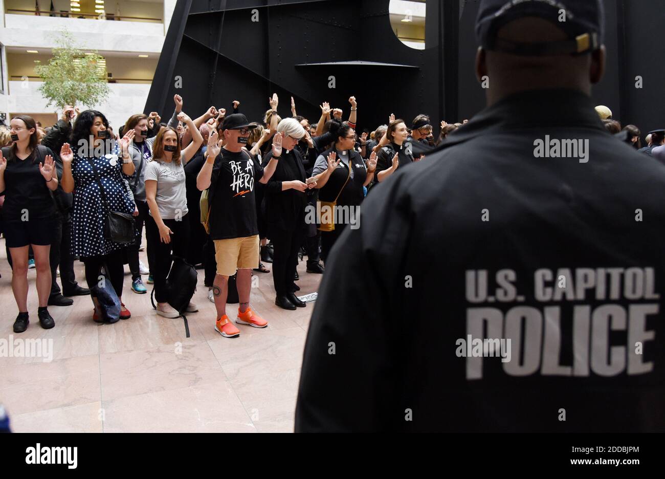 I manifestanti si opposero alla protesta del candidato della Corte Suprema Brett Kavanaugh all'interno dell'edificio Hart su Capitol Hill a Washington, D.C., Stati Uniti, il 27 settembre 2018. P Foto di Olivier Douliery/Abaca Press Foto Stock