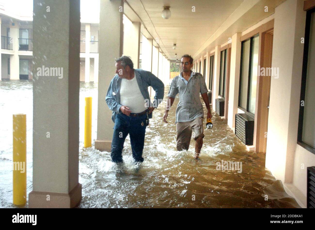 NESSUN FILM, NESSUN VIDEO, NESSUNA TV, NESSUN DOCUMENTARIO - il proprietario della Days Inn Peter Patel, a destra, percorre l'acqua dal lago con un ospite al suo motel a Lake Charles, Louisiana, sabato 24 settembre 2005. La città è stata martoriata dalle inondazioni e dalle piogge costanti dell'uragano Rita. Foto di George Skene/Orlando Sentinel/KRT/ABACAPRESS.COM Foto Stock